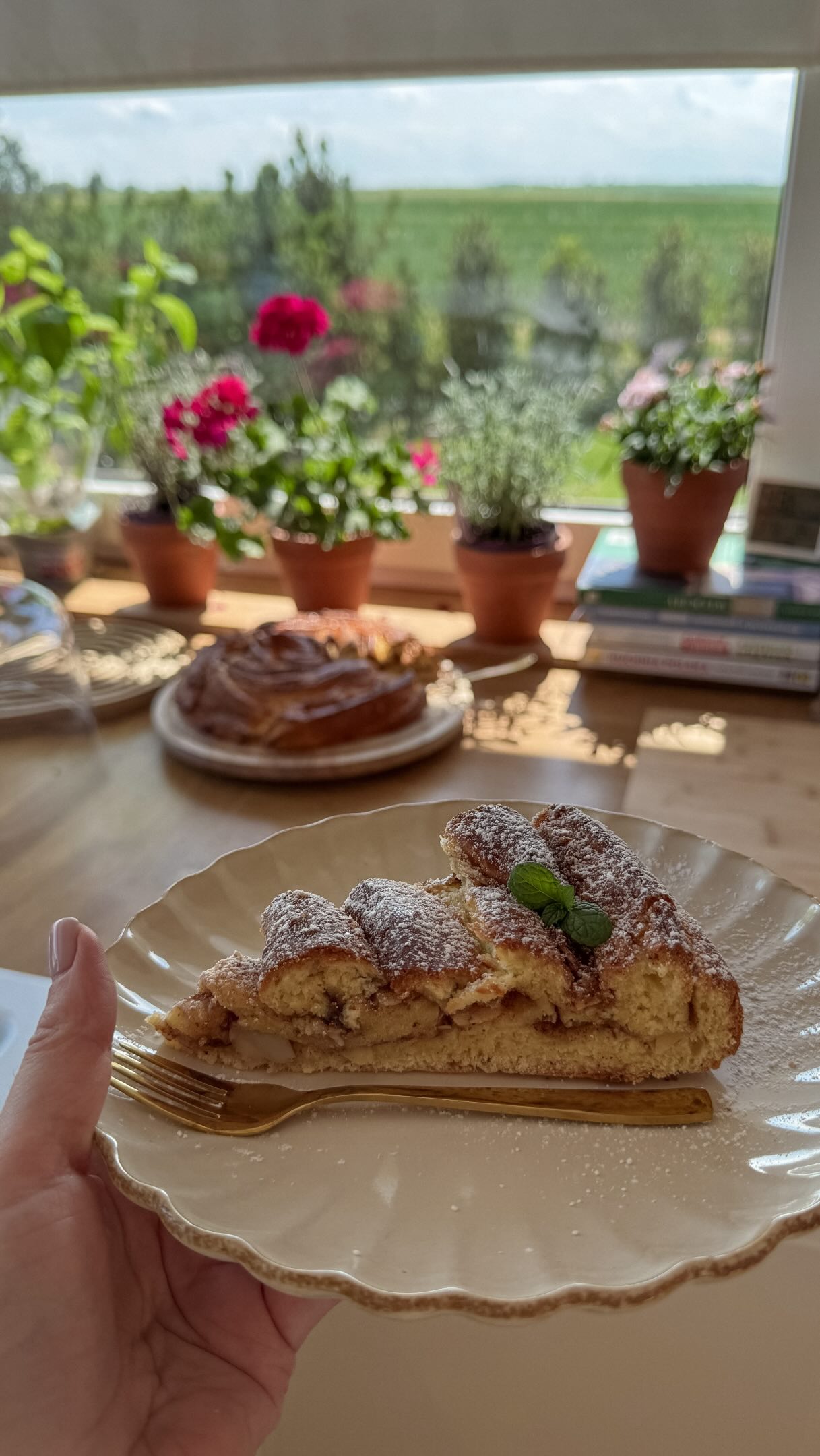 Ta drożdżówka w wersji maxi chodziła za mną od miesiąca, ale nie miałam pomysłu na nadzienie. Aż w końcu wymyśliłam i proszę bardzo :)1. Mieszamy 250 ml ciepłego mleka, 30 g świeżych drożdży, 100 g cukru oraz 80 g rozpuszczonego masła. Składniki mają się połączyć - można mieszać rózga kuchenną.2. Dodajemy 500 g mąki pszennej oraz 2 zoltka - białka wstawcie do lodówki, jutro zrobimy będę :) Wyrabiamy ciasto kilka minut, aż będzie elastyczne.3. Wyrobione ciasto zostawiamy w misce, przykrywamy ściereczką, odstawiamy na ok godzinę do wyrośnięcia. Ciasto podwoi objętość.4. Robimy nadzienie:
• 50 g miękkiego masła
• 30 g masła orzechowego
• 30 g cukru
• 10 g cukru waniliowego
• 5 g cynamonu
Mieszamy i chłodzimy.
Szykujemy: sezam, płatki migdałów i pół czekolady pokrojonej drobno.5. Ciasto wałkujemy na spory prostokąt. Smarujemy nadzieniem, posypujemy dodatkami. Zwijamy w rulon, kroimy na pół wzdłuż.6. Zwijamy ciasto w ślimaka - jak na filmie. Ważne, żeby zrobimy to luźno, aby ciasto miało miejsce „rosnąć” i nie było surowe.7. Pieczemy ok 40 minut w 180 stopniach, opcja góra-dół.Gotowe :) można posypać cukrem pudrem, dodać lukier. Ale pyszne jest też takie bez dodatków, z dobrą kawą lub mlekiem 🤎#drozdzowka #domowedrozdzowe #wiejskiegotowanie