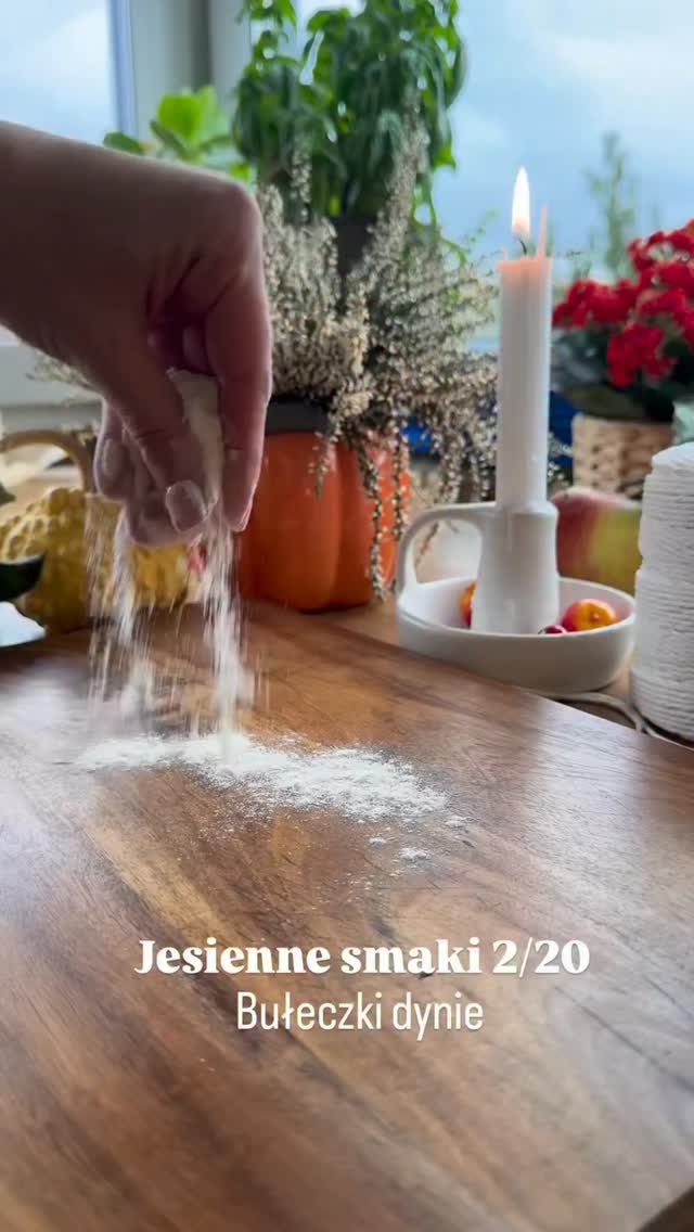 Bardzo prosty patent, a zarazem genialny :)) u mnie sprawdził się zwykły kuchenny sznurek, jakiego używam do rolad na niedzielę 🤭Robimy słodkie dynie:
- 120 ml ciepłego mleka
- 40 g miękkiego masła
- 15 g świeżych drożdży
- 30 g cukru
- małe jajko
- 250 g mąki pszennej lub orkiszowej jasnej1. Mleko, masło, drożdże i cukier mieszamy do jednolitej konsystencji - następnie dodajemy jajko i mąkę. Wyrabiamy - ja robotem ok 4 minut . Odstawiamy miskę przykrytą ściereczką na minimum 30 minut, aż ciasto wyrośnie.2. Dzielimy ciasto na 6 części, wyrabiamy kulę.3. Każdą kulę przewiązujemy sznurkami, lekko, nie ściskamy - ja na każdą kulę użyłam 3 sznurków.4. Odstawiamy przykre jeszcze na 5 minut.5. Pieczemy ok 20 minut w 180 stopniach, opcja góra-dół.6. Po upieczeniu zdejmujemy sznurki, drożdżówkę smarujemy rozpuszczonym masłem i obtaczamy w cukrze wymieszanym z cukrem waniliowym i cynamonem - proporcje według uznania :)7. Ogonki do dyni zrobiłam z suszonych owoców chlebowca, ale można użyć czegoś innego 😉Kolejnego dnia można je odgrzać w mikrofalówce :))