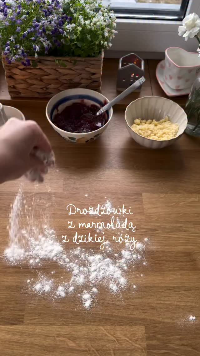 I jeszcze pyszniutkie, mięciutkie drożdżówki, koniecznie z marmoladą z dzikiej róży - na jesienne wieczory idealne 😋No to robimy!1. W misce mieszamy 230 ml ciepłego mleka, 30 g drożdży, 90 g miękkiego masa, 50 g cukru. Mieszamy do rozpuszczenia drożdży i masła - można robotem!2. Dodajemy 470 g mąki pszennej i jajko.3. Wyrabiamy kilka minut, ja w robocie kuchennym. Aż ciasto stanie się elastyczne. Nie podsypujemy mąką. Odstawiamy miskę z ciastem (przykrywamy ściereczką). I czekamy tak do godziny, aż wyrośnie!4. Ciasto szybko zagniatamy, wałkujemy na prostokąt, smarujemy marmoladą, składamy na 3 części. Następnie kroimy na porcje. Według uznania wielkość.5. Przykrywamy ściereczką jeszcze na 10 minut. To ważne :)6. Smarujemy jajkiem, posypujemy krusoznka.7. Pieczemy ok 20 minut w 180 stopniach.I jeszcze mój przepis na kruszonkę:
40 g mąki pszennej, 25 g cukru, 25 g masła. Zagniatamy. Posypujemy :)Idealnie sprawdza się do śniadaniówki :))