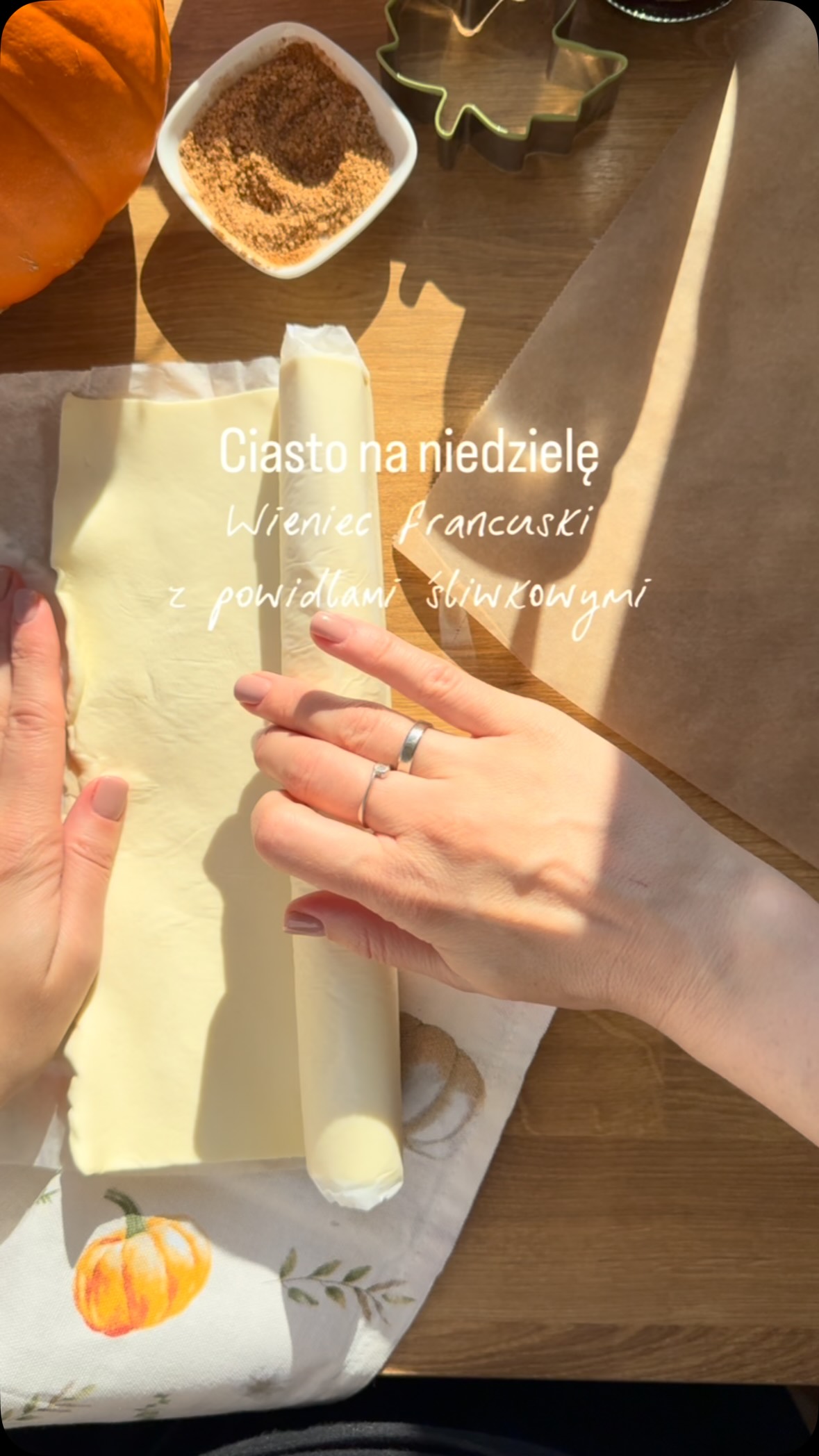 Są i takie dni, kiedy nie masz siły na nic… ale słodkie do kawy to by się zjadło 🤭I wtedy trzeba mieć w domu 2 rzeczy: ciasto francuskie i powidła, dżem lub czekoladę.Posmarowałam ciasto powidłami, złożyłam na pół, wycięłam liście, ułożyłam w kształcie wieńca. Posmarowałam jajkiem, posypałam cukrem waniliowym i cynamonem. Piekłam ok 14 minut w 200 stopniach z termoobiegiem.A potem już zjadłam ciepłe do kawy 😅#szybkieciato #szczesciejestproste #wiejskiegotowanie