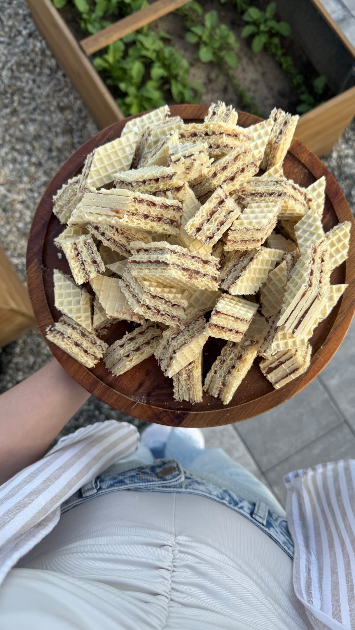 Kiedy nie mam pomysły na nic slodkiego, wpadają wafle - tym razem waniliowo-czekoladowe, taka zebra :)Składniki:
• pół szklanki mleka
• 100 g masła
• 1,5 szklanki mleka w proszku
• szklanka cukru
Dodatkowo: 1 łyżka cukru waniliowego i 1 łyżka kakaoWykonanie:
• rozpuść wszystkie składniki, zagotuj. Podziel na 2 części. Do jednej dodaj cukier waniliowy, do drugiej kakao.
• włóż do lodówki, aż zgęstnieje.
• wafle przełóż masą, przykryj czymś ciężkim - u mnie wpadły książki @mojedziecikreatywnie bo w wakacje są ciągle pod ręką :)
• pokrój, zjadaj 🤎U Was też robiło się takie? 🤎#wafleandruty #wafleprzekladane #piszingerkakaowy