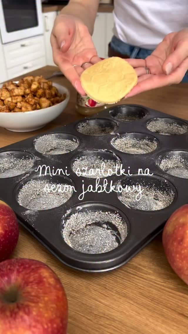 Minami, mini szarlotki - na zbliżający się sezon jabłkowy 🤎Składniki na ciasto:
- 350 g mąki pszennej
- 2 łyżeczki proszku do pieczenia
- 200 g masła
- 100 g cukru
- 2 jajkaNadzienie:
- słoiczek lub dwa musu jabłkowego,
- 5 jabłek pokrojonych w kostkę i wymieszanych z 2 łyżeczkami cynamonu, 2 łyżkami cukru i 2 łyżkami  cukru waniliowego.Wyrabiamy ciasto.
Formę smarujemy masłem i wysypujemy bułką tartą.
Na dno dajemy ciasto - ja rozwałkowałam, wycięłam szklanka koła.
Dodajemy mus i jabłka.
Z reszty ciasta robimy kruszonkę.Pieczemy ok 20-25 minut!My jemy jeszcze ciepłe z cukrem pudrem i lodami 🥹
