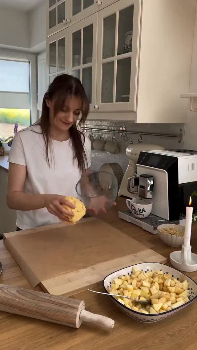 Zbliża się sezon na jabłka, więc mam dla Was coś pysznego 🤎Ciasto:
• 320 g mąki pszennej
• 200 g masła
• 100 g cukru
• 2 płaskie łyżeczki proszku do pieczenia
• jajkoNadzienie:
• 4 jabłka pokrojone w kostkę, wymieszane z 1 łyżeczka cynamonu i 2 łyżeczkami cukru waniliowegoKruszonka:
• 75 g mąki pszennej
• 50 g masła
• 50 g cukru
• 45 g błyskawicznych płatków owsianychWykonanie:
• zagniatany składniki na ciasto, dobrze chłodzimy minimum pół godziny, następnie rozwałkowujemy, odbijamy talerzem okrąg i wypełniamy go nadzieniem
• brzegi składamy do środka, smarujemy rozkloconym jajkiem, środek wypełniamy kruszonką
• pieczemy ok 50 minut w 180 stopniach#ciastozjablkami