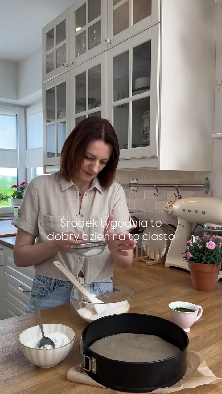 Środek tygodnia to dobry dzień, na ciasto z galaretką 🤎 dziś zrobiliśmy je w formie arbuzowej 😁 nie miałam kropelek czekoladowych, więc rozpuściłam kostkę czekolady, zrobiłam kropelki na papierze do pieczenia i zamroziłam. Polecam ten sposób :)1. Proste ciasto szpinakowe
• rozmrażamy 300 g szpinaku, odciskamy wodę
• ubijamy 2 jajka z 125 g cukru na puszystą masę, ok 5 minut. Następnie dodajemy 100 ml oleju, miksujemy delikatnie i dodajemy szpinak.
• wyłączamy mikser. Przesiewamy 150 g maki pszennej oraz 1 łyżeczkę proszku do pieczenia - delikatnie mieszamy szpatułką. Ja na filmie zrobiłam odwrotnie, bo mi się pomyliło - mam nawet nagranie, jak się orientuję, że robię nie po kolei 😂 ale wyszło!
• ciasto wykładamy do formy, pieczmy ok 25-30 minut w 180 stopniach, opcja góra-dół.
• studzimy ciasto.2. Na wystudzone ciasto wykładamy bitą śmietanę - u mnie 250 ml kremówki ubite z 1 łyżką cukru pudru i 1 fix.3. Na krem dajemy kropelki czekoladowe i wylewamy lekko tężejącą galaretkę wiśniową - ja w 600 ml gorącej wody rozpuściłam 2 galaretki.4. Schładzamy.Smacznego i dobrej kawusi 🤭 takie ciasto zawsze się sprawdzi, można też zabrać do pracy - dzielenie się jest bardzo fajne 🤎#ciastozgalaretka #ciastoarbuz #wiejskiegotowanie