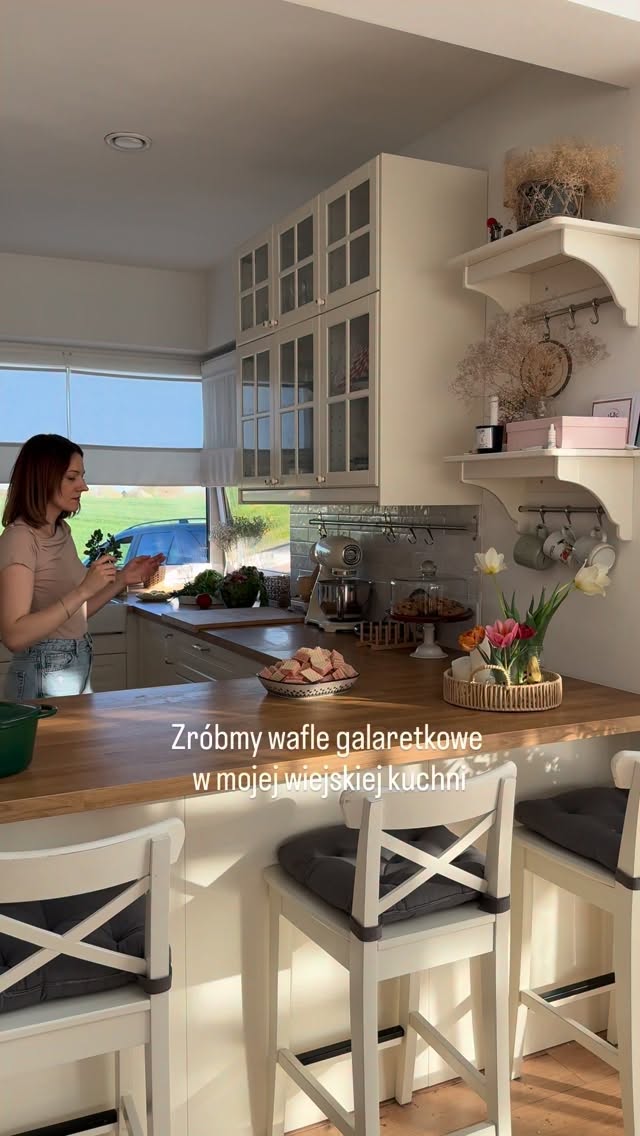 Wafle galaretkowe-śmietanowe, smak dzieciństwa 🤎 znacie takie połączenie?Wystarczy zagotować:
• 125 g masla
• 160 g cukru
• 400 g gęstej śmietany, duża kubekPo zagotowaniu wsypujemy 2 opakowania galaretki i gotujemy jeszcze minutę - ciągle mieszając. Następnie czekamy aż masa wystygnie i zgęstnieje. To już czas na smarowanie wafli.Ja gotowe wafle owijam folią spożywczą i przygniatam na kilka godzin ciężkim przedmiotem albo książkami :)W przepisniku mamy znalazłam jeszcze inne perełki, także oczekujcie ich na dniach🤭
——-
#domowewafle #waflezgalaretką