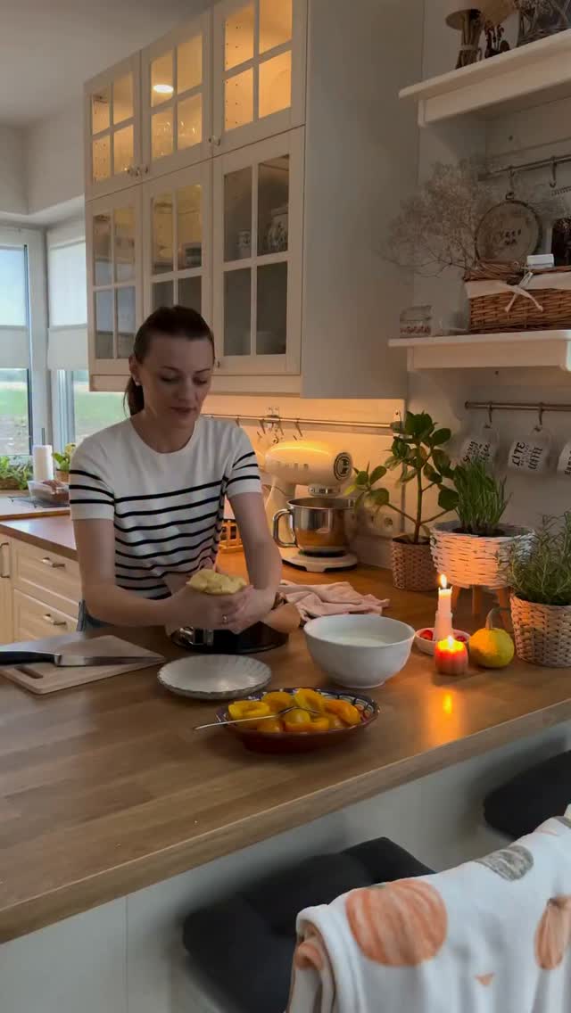 Moje ulubione ciasto z masą serową i brzoskwiniami 🤎Składniki na ciasto:
- 250 g mąki pszennej
- 1 łyżeczka proszku do pieczenia
- 1 jajko
- 70 g cukru
- 150 g masłaZagniatamy ciasto, dzielimy w proporcji 1/3 i 2/3.Masą serowa:
- 500 g sera sernikowego
- 1 jajko
- 20 g mąki ziemniaczanej lub budyniu waniliowego
- łyżka cukru waniliowego
- 100 g cukruSkładniki dobrze jest wymieszać mikserem.Wykonanie:
- na spód formy wykładamy większą część ciasta
- wylewamy masę serową
- brzoskwinie z zalewy kroimy w kostkę, układamy na masie serowej
- pozostałą część ciasta kruszymy na brzoskwinie
- pieczemy ok 50 minut w 180 stopniach, opcja góra-dół.Oczywiście wychodzi też z innymi owocami, ale ta opcja jest moją ulubioną - żadna inna tak mi nie spakuje 😅
