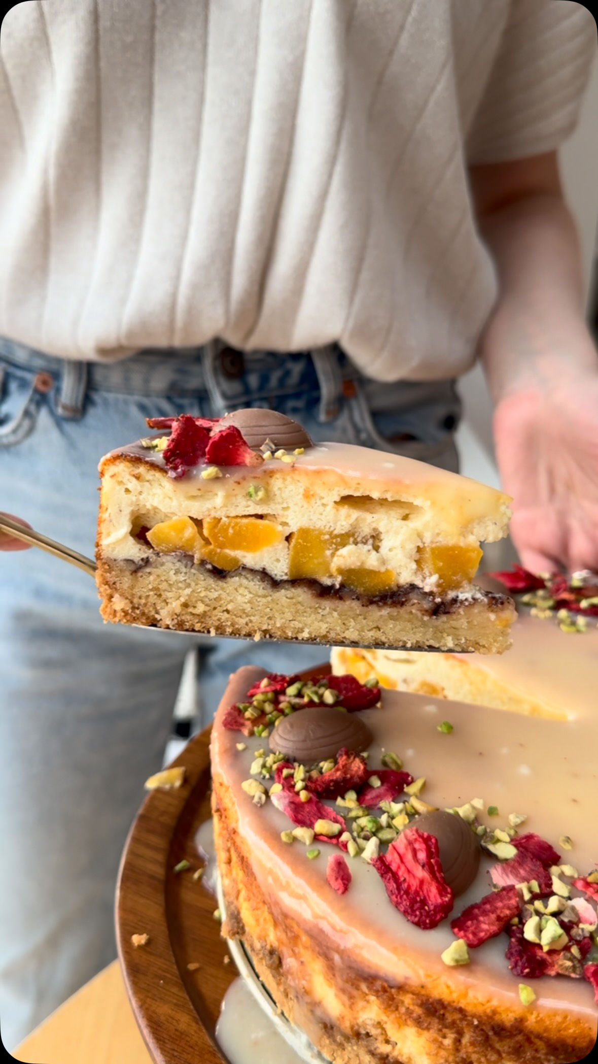 Jami! Jeśli lubicie ciasto z masą serową i owocami - ten przepis polubcie :)Spód:
• 250 g mąki
• 1 łyżeczka proszku do pieczenia
• 75 g cukru
• 1 jajko
• 150 g masłaUgniatamy ciasto. Wykładamy nim tortownicę, u mnie średnica 23 cm.Ciasto posypujemy ciemnym kakao, albo potartą czekoladą, ale nie jest to obowiązkowe. Następnie pokrojonymi w kostkę brzoskwiniami ze słoika. Owoce możecie dać inne :)Składniki na masę:
• 500 g sera sernikowego
• 3 jajka
• 150 g cukru
• pół opakowani budyniu waniliowego bez cukru
• pół łyżeczki wanilii
• 50 g lekko przypalonego masła, jeśli nie lubicie, to po prostu rozpuszczone masło•Zoltka ucieramy z cukrem i wanilią na puch.
•Następnie dodajemy ser, budyń, masło. Dokładnie ucieramy. Na koniec dodajemy ubite na pianę białka, mieszamy delikatnie szpatułką.
•Masę wlewamy na ciasto. Pieczemy ok 55 minut w 180 stopniach.Ja udekorowałam rozpuszczoną białą czekoladą i owocami liofilizowanymi 🤎#szczesciejestproste #wiejskiegotowanie #ciastozserem #sernikzbrzoskwiniami