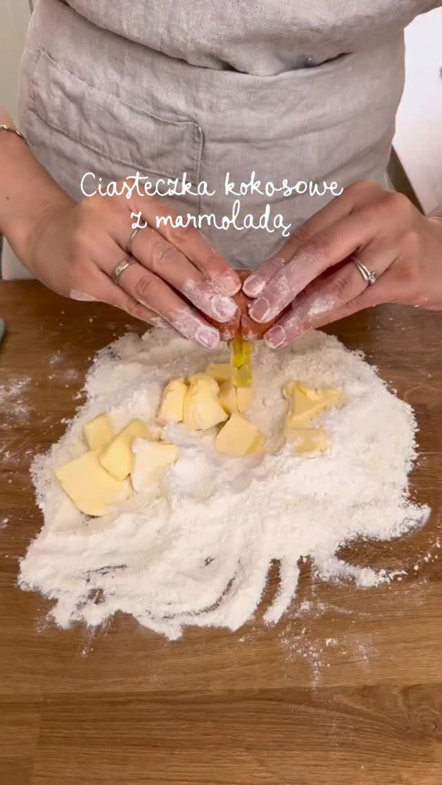 Są takie przepisy… które pachną domem 🤎 w mojej rodzinie robimy je od 40 lat 🤎SKŁADNIKI:125 g mąki pszennej,
125 g masła,
100 g cukru,
75 g mąki ziemniaczanej,
1 cukier waniliowy,
2 łyżeczki proszku do pieczenia,
1 jajko,
100 g wiórek kokosowych.+ wiórki kokosowe do obtoczeniaWYKONANIE:1. Zagniatamy ciasto.
2. Kulamy kuleczki, obtaczamy w wiórkach, robimy wgłębienie i wypełniamy je marmoladą.
3. Pieczemy ok 15-20 w 180 stopniach.A na profilu znajdziecie więcej takich prostych, domowych przepisów 🤎#szczesciejestproste #wiejskiegotowanie #domowewypieki #ciastkakokosowe