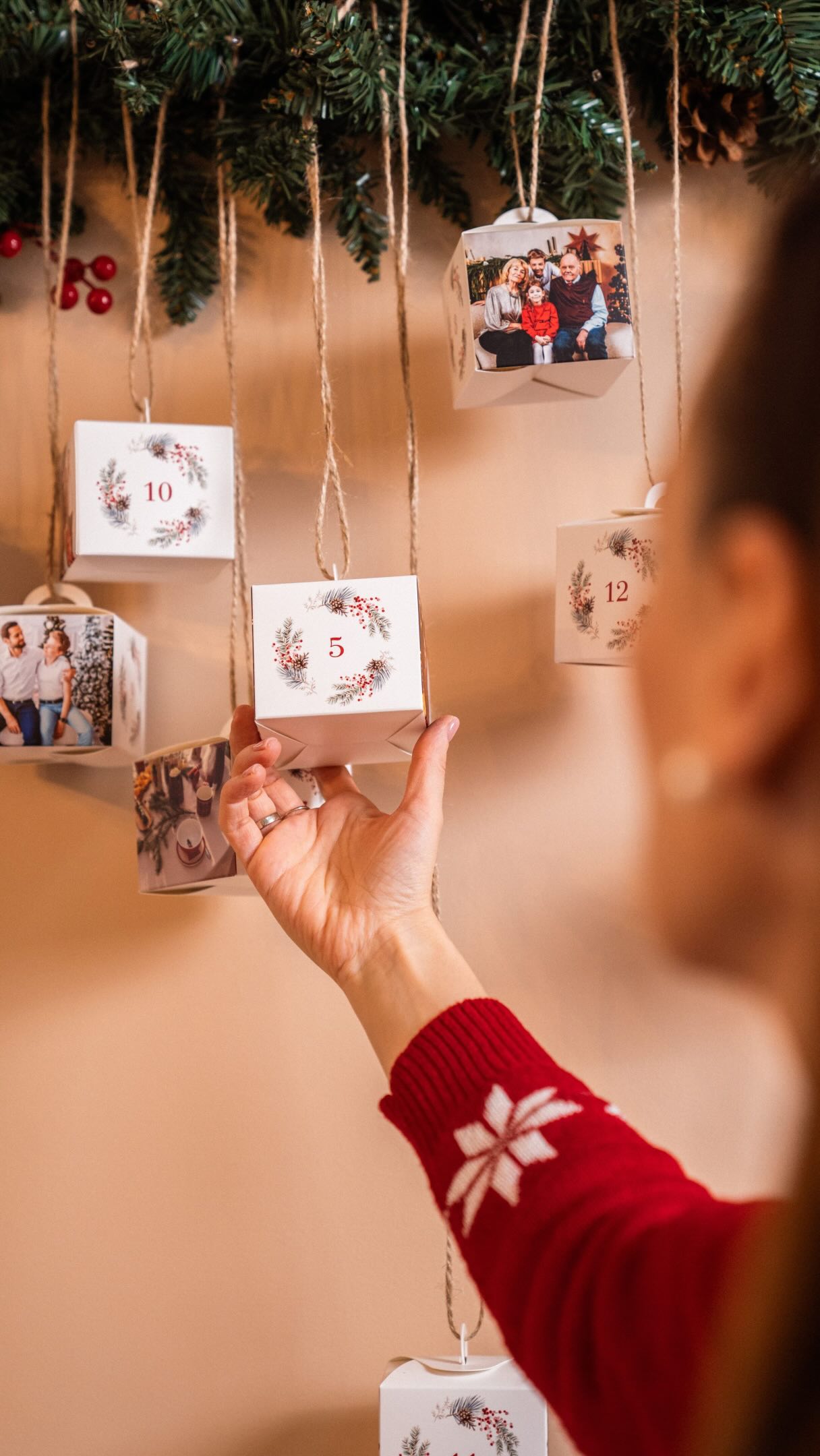 Wiecie, że ja KOCHAM kalendarze adwentowe!
[współpraca ambasadorska @cewe_pl ]Jeśli marzy Wam się taki oryginalny, w pełni personalizowany i chcecie mieć wpływ na to, co się w nim znajdzie - koniecznie sprawdźcie tę propozycję od CEWE.24 pudełka do samodzielnego wypełnienia - możecie do nich włożyć słodkości, karteczki z zadaniami lub miłym słowem, czy też drobne upominki. Każde pudełko można ozdobić wybranym przez siebie zdjęciem oraz motywem świątecznym z bazy szablonów.Pamiętajcie też, że zamawiając go na CEWE.pl lub w bezpłatnym programie CEWE Fotoświat, możecie skorzystać z mojego kodu prezentowego KINKA10.#CEWE #KalendarzAdwentowy #Święta
