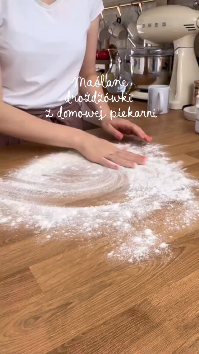 Jeśli lubicie maślane buleczki, ten przepis jest dla Was idealny 🤎 zabierzecie je w trasę, na rower, zaręczam!Jak je zrobić? Banalnie prosto 🥹1. W misce wyrabiamy luźne ciasto - 320 mąki, 2 jajka, 2 łyżeczki cukru, 50 g drożdży świeżych, 125 ml ciepłego mleka, 125 g roztopionego masła.2. Jak ciasto będzie luźną kulką, wtedy wlewamy do miski zimną wodę aby zakryła ciasto. Czekamy 15 minut aż ciasto wypłynie na powierzchnie.3. Odlewamy całą wodę.4. Do ciasta dodajemy 160 g mąki i 80 g cukru. Wyrabiamy ok 5 minut. Przykrywamy miskę ścierką do wyrośnięcia ciasta. Ok 30 minut.5.Kiedy ciasto wyrośnie, dzielimy je na 6 części, każdą rozwałkowujemy, smarujemy masłem i posypujemy cukrem.6.Zwijamy w rulon i kroimy wzdłuż na pół i zwijamy 2 ślimaki, jak na filmie.7.Potem już tylko myk do formy na muffiny, czekamy 15 minut, smarujemy jajkiem ok. 20 minut w piekarniku, 180 stopni opcja góra-dół.Mówię Wam, są absolutnie wspaniałe! 🤎🤎🤎#wiejskiegotowanie #szczesciejestproste #domowewypieki #maslanebuleczki