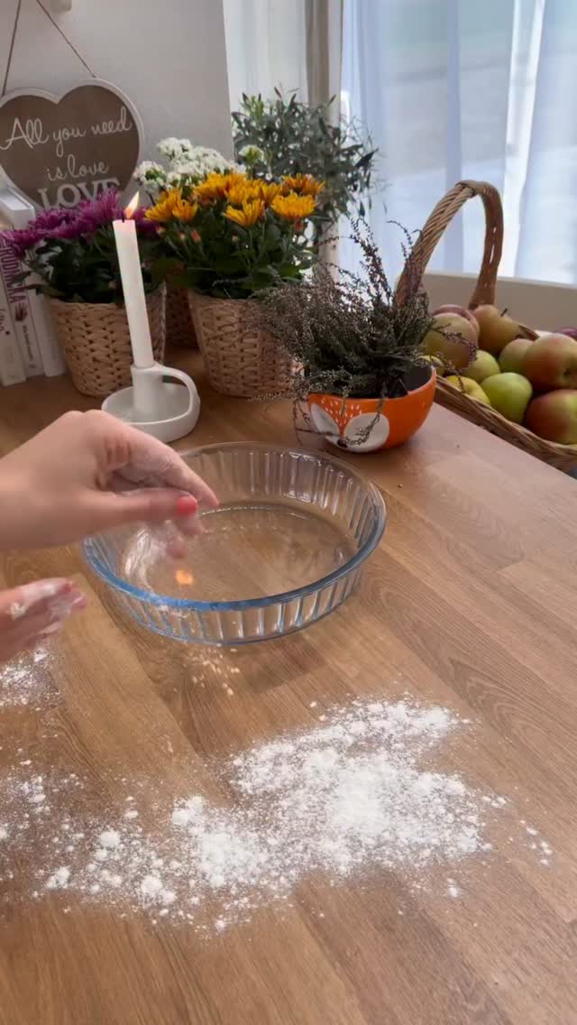 Zapasy z sadów się nie kończą, także zapraszam na kolejne ciacho :)🍎Ciasto:
- 250 g mąki pszennej lub orkiszowej jasnej,
- 125 g masła,
- 100 g cukru,
- jajko,
- łyżeczka proszku do pieczenia.🍎Dodatkowo:
- 3 jabłka
- 3 gruszki
- cynamon
- cukier waniliowy🍎Robimy ciasto:
1. Składniki zagniatamy, wkładamy do miseczki i chłodzimy - to ważne, bo miękkie ciasto jest problematyczne przy wykonywaniu górnej warstwy.
2. Owoce obieramy, kroimy w kostkę, doprawiamy cynamonem i cukrem waniliowym.
3. Ciasto dzielimy na 2 części - większą i nieco mniejszą.
4. Mniejszą wykładamy dół i brzegi formy - ja formę wysmarowuje masłem i bułką tartą.
5. Nakładamy owoce.
6. Resztę ciasta rozwałkowujemy, jeśli będzie za miękkie, można dodać trochę mąki i zagnieść. Wycinamy ulubione wzory, smarujemy rozkłóconym jajkiem i pieczemy ok 35 minut w 180 stopniach, opcja góra-dół.To co, wchodzimy w inny temat, czy mogę Was jeszcze pomęczyć jabłkami? :)#szczesciejestproste #villagefood #wiejskiegotowanie