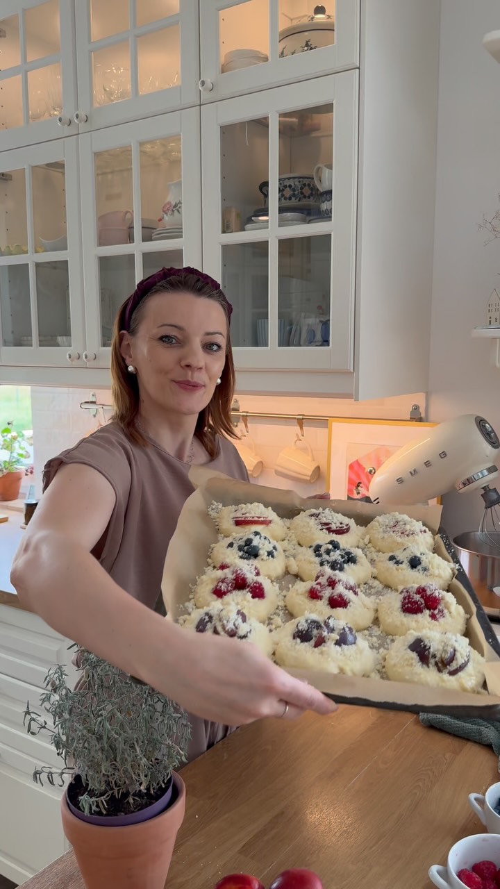 Może i drożdżówki nie poprawiają humoru, ale przynajmniej go nie psują 🤭 cóż zrobić, że to ciasto jest tak dobre, a owoce o tej porze roku tak słodkie, że drożdżówki pieczemy co drugi dzień 😅Składniki na ciasto:
• 240 ml ciepłego mleka
• 50 g cukru
• 90 g roztopionego lub miękkiego masła
• 30 g świeżych drożdży
• jajko
• 480 g mąki pszennejNadzienie:
• 250 g mascarpone
• budyń waniliowy (proszek) 40 g
• 2 łyżki cukruKruszonka:
• 80 g mąki pszennej
• 40 g masła
• 40 g cukruWykonanie:
1. Mleko, masło, drożdże i cukier wyrabiamy ok 2 minut, aż dobrze się połączą. Następnie dodajemy jajko i mąkę. Wyrabiamy znów kilka minut. Elastyczne ciasto zostawimy w misce, przykrywamy ściereczką i czekamy 45 minut aż wyrośnie.
2. Ciasto dzielimy na 12 części, formujemy z nich kulki, układamy na blaszce, przykrywamy ściereczką jeszcze na 10 minut. Robimy wgłębienia szklanką.
3. Mieszamy składniki na nadzienie i nakładamy na drożdżówki, na górze układamy ulubione owoce.
4. Brzegi ciasta smarujemy rozkloconym jajkiem lub mlekiem.
5. Łączymy składniki na kruszonkę aż będą połączone ale wciąż sypkie. Posypujemy drożdżówki.
6. Pieczemy ok 20-25 minut w 180 stopniach.
7. Po upieczeniu ja dokładam na wierzch kolejną porcję owoców, są tak dobre, że tutaj lubię przesyt 🤭Smacznego :)))#wiejskiegotowanie #szczesciejestproste #drozdzowkizowocami