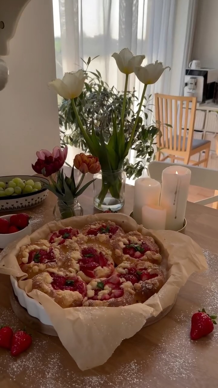 Kupiłam dziś polskie truskawki i musiałam rozpocząć sezon na mleczne drożdżówki, z kruszonką. Zjadłam jeszcze ciepłe 🤎Porcja jest na 6 bułeczek standardowych albo 8 mniejszych. Przysięgam, tak smakuje wiosna!1. Mieszamy kilka minut 10 g świeżych drożdży, łyżkę cukru, 40 g masła i 135 ml ciepłego mleka.
2. Dodajemy 30 g cukru, żółtko, 240-250 g mąki pszennej lub orkiszowej jasnej. Wyrabiamy kilka minut ciasto, przykrywamy ściereczką miskę i odstawiamy na ok pół godzinki, aż wyrośnie.
3. Po tym czasie ciasto dzielimy na części i formujemy bułeczki. Ustawiamy w formie, przykrywamy znów ściereczką i odstawiamy na kolejne 15 minut, aż podrosną.
4. Po tym czasie robimy wgłębienia szklanka, wypełniamy truskawkami. Brzegi smarujemy mlekiem i obsypujemy kruszonką.
5. Pieczemy ok 22-25 minut w 180 stopniach stopniach,.
6. Ja lubię na upieczone dodać jeszcze świeże truskawki ;)Aaaa zostawiam też przepis na kruszonkę: 40 g mąki pszennej, 20 g cukru i 20 g masła.Smacznego :)
#drozdzowkitruskawkowe #bulkiztruskawkami