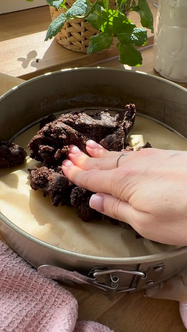 Ciasto sernikowe, na owsianym spodzie i z owockami :) Dziś urodziny mojego brata, więc chciałam zrobić coś nowego - i tak chodząc po sklepie wpadłam na pomysł na takie ciasto. Ciężko nazwać je sernikiem, ale już ciasto owocowe z masą serową jak najbardziej 😁Składniki na spód:
• 160 zmielonych płatków owsianych
• łyżeczka proszku do pieczenia
• 2 czubate łyżeczki kakao
• jajko
• 70 g cukru
• 100 g masłaSkładniki na masę:
• 500 g sera sernikowego
• pół opakowania proszku budyniowego waniliowego
• 90 g cukru
• 10 g cukru waniliowego
• jajko
• roztopiona biała czekoladaDodatkowo:
• roztopiona mleczna czekolada
• ulubione owoce
• przezroczysta galaretka rozpuszczona w 250 ml wodyWykonanie:
1. Mieszamy składniki na ciasto, wykładamy dno formy.
2. Miksujemy składniki na masę, wlewamy na ciasto. Pieczemy ok 55 minut w 180 stopniach.
3. Studzimy ciasto.
4. Zimne ciasto smarujemy roztopioną czekoladą, układamy na nim owoce, polewamy tężejącą galaretką, robimy taką glazurę.
5. Wstawiamy do lodówki do stężenia :)Smacznego :))
#sernikzowocami #prostysernik