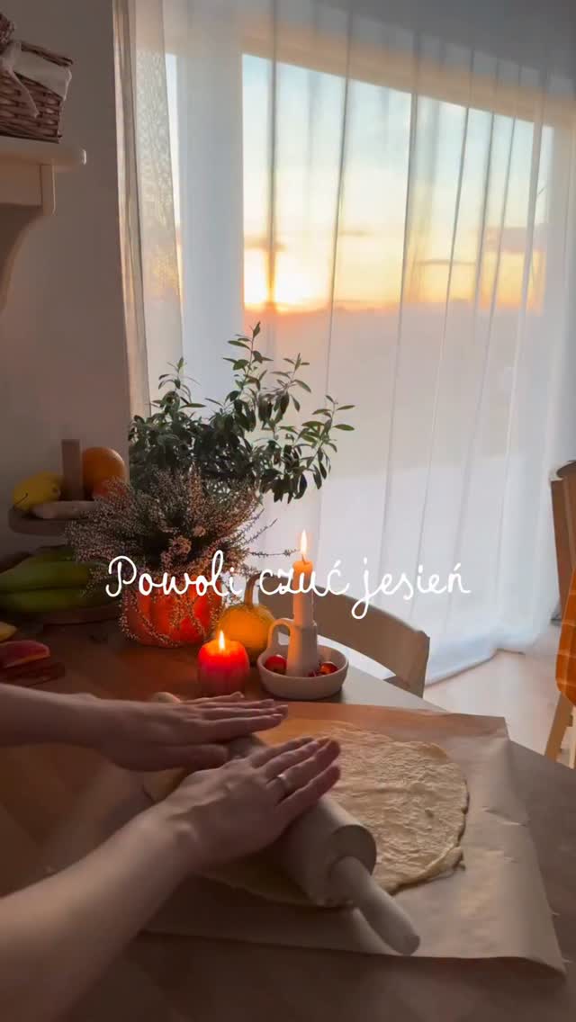 Czy ja już Wam mówiłam, że z utęsknieniem czekam na jesień? 🥹Zróbmy więc coś jesiennego:
- 250 g mąki pszennej
- 50 g cukru
- 150 g masła
- jajkoWykonanie:
1. Składniki na ciasto zagniatamy, odstawiamy do lodówki na pół godziny. To ważne, żeby ciasto nie było zbyt miękkie.2. Ciasto rozwałkowujemy na papierze do pieczenia - jeśli będzie kleiło się do wałka, wówczas wałkujemy przez drugi papier.3. Na ciasto wykładamy plasterki jabłek. Zagniatamy brzegi. Z reszty ciasta wycinamy wzorki jesienne, układamy na brzegach. Nie jest to konieczne, ja tak robię, kiedy zostaje mi ciasto. Ciasto smarujemy rozkłóconym jajkiem.4. Pieczemy ok 40 minut w 190 stopniach.5. Po upieczeniu polewamy miodem, ale też nie jest to konieczne.Podane z lodami waniliowymi smakuje najlepiej :)