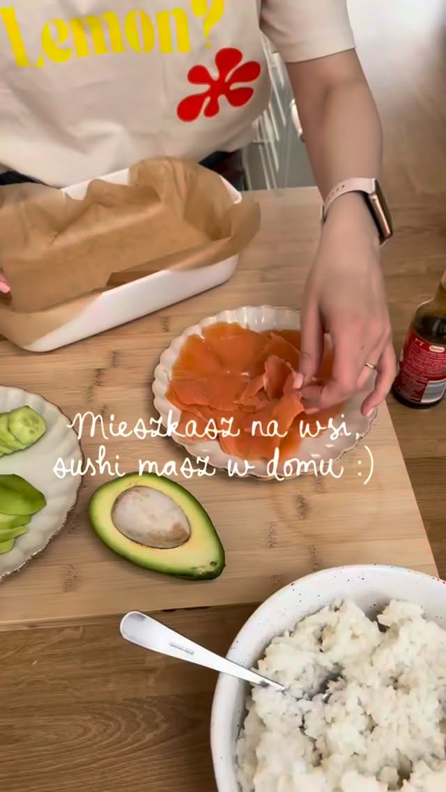 I to jest jeden z minusów życia na wsi - bardzo ograniczony dostawy posiłków :) także dziś zapraszam na szybkie, bardzo uproszczone domowe sushi 😉 no dobra, coś a’la sushi ale pyszne 😉Składniki:
- łosoś wędzony 150 g
- awokado
- zielony ogórek
- 200 g ryżu ugotować na „klejącą”
- sos sojowy, mak lub sezam🍣Wykonanie:
1. Formę wyłóż papierem do pieczenia.
2. Na spód wyłóż łososia.
3. Kolejna warstwa to awokado i ogorek pokrojone w plasterki.
4. Na koniec ryż.
5. Odwróć formę, zdejmij papier, polej sosem, posyp i pokrój na porcje.Dajcie znać, czy też się tak czasem ratujecie 🤭