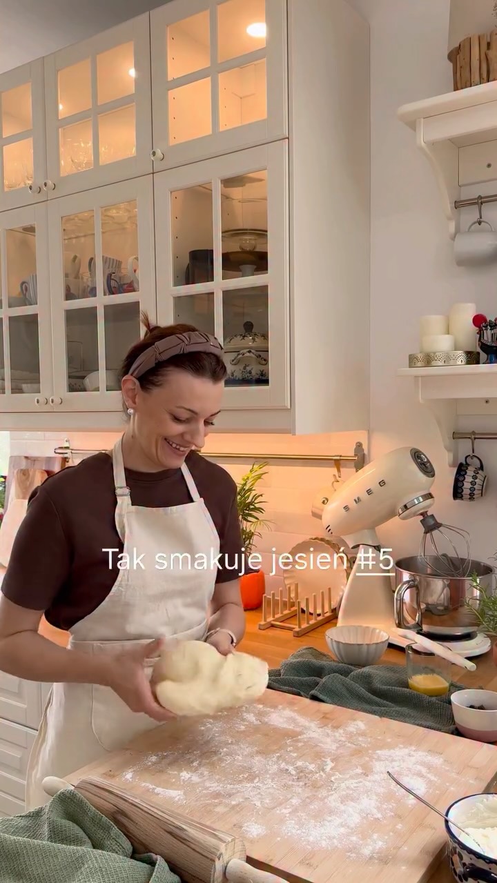I cóż ja zrobię, że jesienią drożdżówki mogę piec codziennie? :) dziś wyjeżdżam, więc wzięłam w trasę, a dzieci będą miały na podwieczorek.1. Mieszamy do rozpuszczenia: 250 ml ciepłego mleka, 30 g świeżych drożdży, 70 g cukru, 100 g miękkiego masła.
2. Dodajemy 480 g mąki pszennej i jajko. Wyrabiamy kilka minut. Przykrywamy miskę ściereczką i czekamy ok godziny, aż wyrośnie.Robimy nadzienie:
• 2 serki śmietankowe kanapkowe mieszamy z opakowaniem cukru waniliowego i 2 łyżkami budyniu - proszek.
• kroimy w drobną kosteczkę pół tabliczki gorzkiej czekolady.3. Ciasto rozwałkowujemy, połowę smarujemy nadzieniem, posypujemy czekoladą, składamy na pół. Ściskamy brzegi.
4. Kroimy na paski, skręcamy - smarujemy rozkloconym jajkiem i pieczemy ok 20 minut w 180 stopniach.Obiecuję, jutro dodam coś nie drożdżowego 😅#drozdzowkizserem #szczesciejestproste #wiejskiegotowanie #domowewypieki