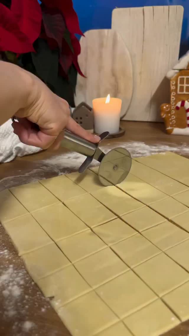 Ciasteczka octowe, bez cukru! Taki mały przedsmak zbliżających się świąt 🤎❄️Składniki:
- 500 g masła
- 750 g mąki pszennej
- 250 ml gęstej śmietany
- 2 łyżki octu
- 2 żółtka1. Zagniatamy ciasto, chłodzimy minimum godzinę w lodówce.2. Rozwałkowujemy cienko, dzielimy na małe kwadraty.3. Na środku każdego kładziemy dużą krople marmolady.
4. Łączymy boki, by powstał romb. Tutaj trzeba zrobić to bardzo dokładnie - muszą być sklejone bardzo mocno, żeby się nie otworzyły w trakcie pieczenia.5. Pieczemy ok 12 minut w 180 stopniach, trzeba obserwować.6. Na miejscu złączenia dajemy krople lukru lub białej czekolady.Nie mogłam się powstrzymać z tym przepisem ;)