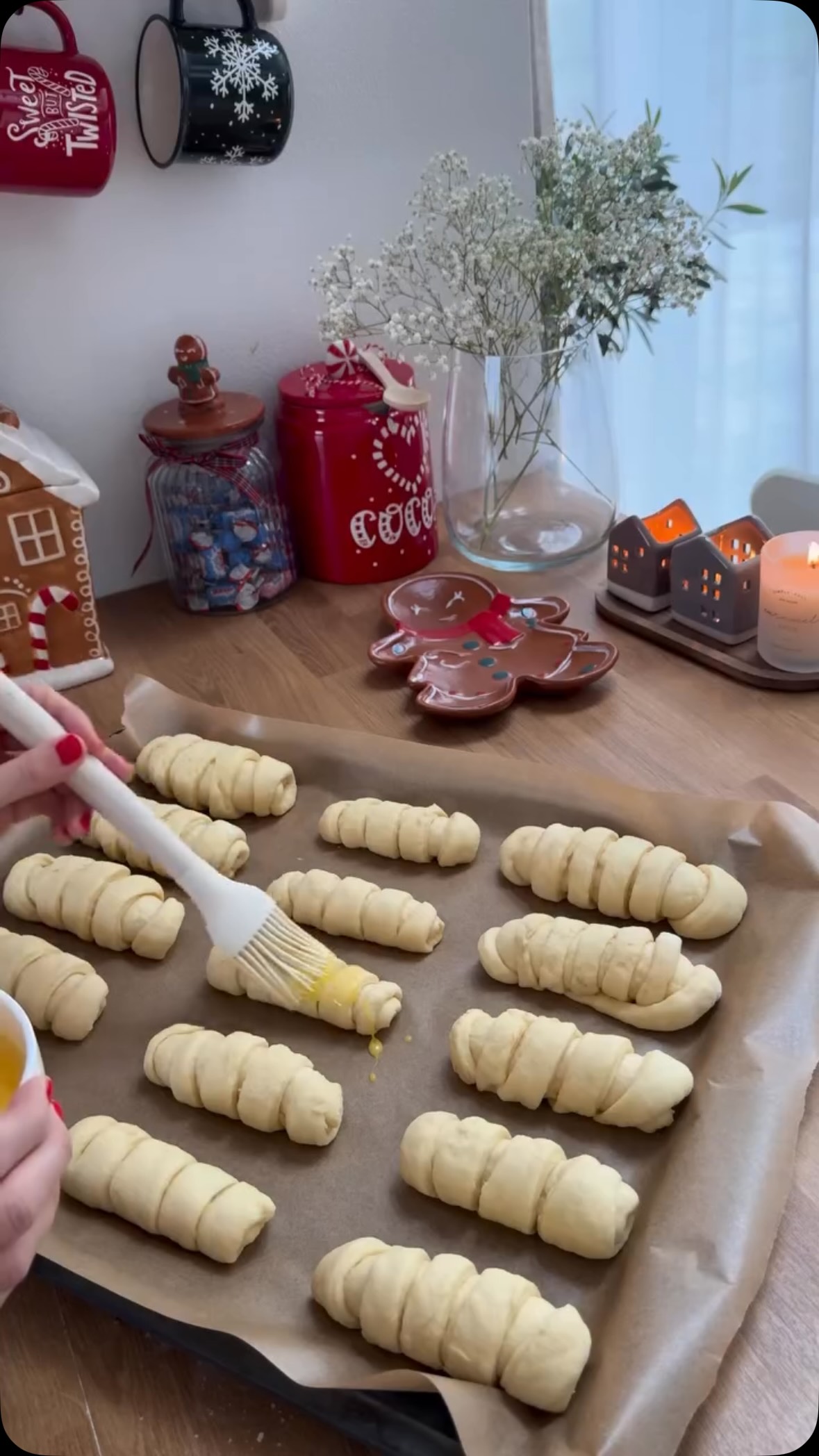 Przed świętami będzie mało czasu, także zapiszcie sobie przepis na to cudo, jescze trochę jesienne, ale klimatycznie świąteczne 😅🍂500 g mąki pszennej
🍂50 g cukru
🍂100 g rozpuszczonego masła
🍂250 ml ciepłego mleka
🍂30 g świeżych drożdży
🍂1 jajkoWyrabiamy, odstawiamy na ok pół godziny do wyrośnięcia.Dzielimy na części, nadziewamy czekoladą - całym paskiem, a co! Nacinamy z jednej strony, zwijamy i mamy to!Smarujemy rozkłóconym jajkiem, pieczemy ok 20 minut w 180 stopniach opcja góra-dół.To jedne z moich ulubionych szybkich bułeczek czekoladowych :)