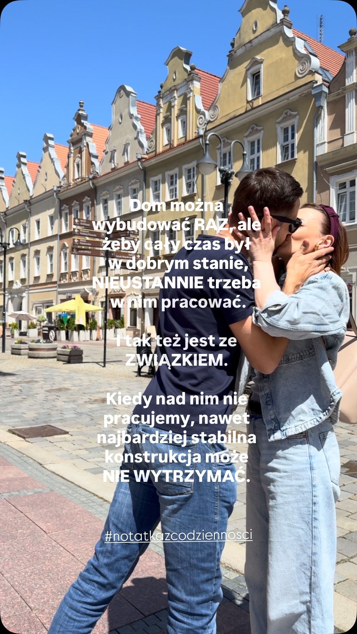 Dom można wybudować RAZ, ale żeby cały czas był
w dobrym stanie, NIEUSTANNIE trzeba
w nim pracować.I tak też jest ze ZWIĄZKIEM.Kiedy nad nim nie pracujemy, nawet najbardziej stabilna konstrukcja może
NIE WYTRZYMAĆ.#notatkazcodziennosci