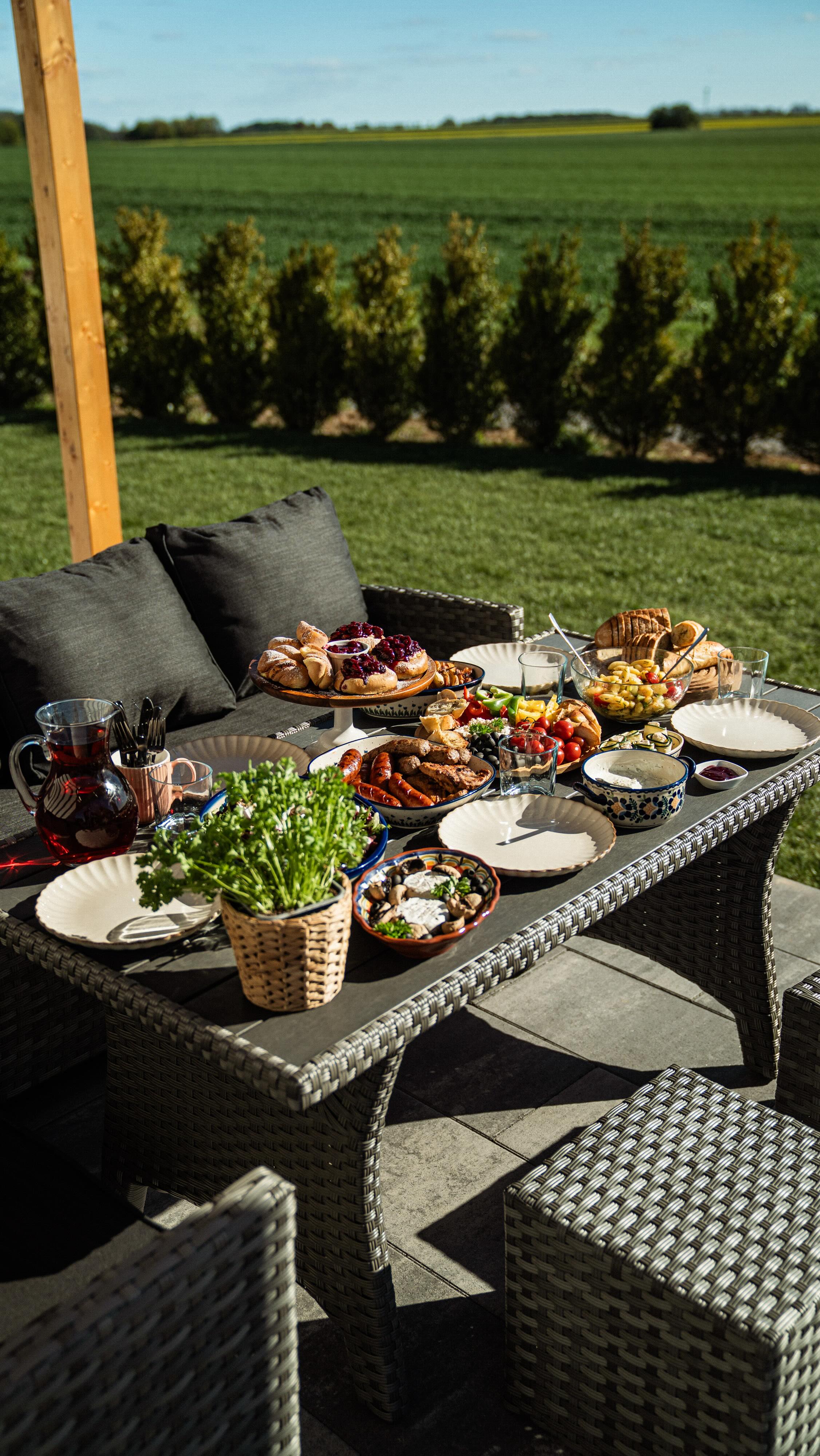 Co przygotowałam na spontanicznego grilla?
[reklama]Spontanicznego, bo pojechałam do Auchan kupić zestaw wypoczynkowy na taras, a wróciłam
dodatkowo z produktami na rozpoczęcie sezonu grillowego :) Zostawiam Wam przepisy - całość zrobicie w godzinkę. A przepis na drożdżówki jest kilka reelsow nizej.🥪Sałatka z burakami
Mix sałat, buraki pokrojone w kostkę, ser feta, podsmażony słonecznik, oliwa.🥪Sałatka gnocchi
Podsmażone na maśle kluseczki gnocchi albo kopytka - kupiłam gotowe. Do tego koktajlowe
pomidorki, ogórek pokrojony w kostkę, oliwa i zioła.🥪Tzatziki
Duży kubek jogurtu greckiego, kilka ząbków czosnku, sporo koperku, potarte dwa małe ogórki
zielone, sól i pieprz.🥪Chlebek czosnkowy
Bochenek chleba pokrojony w kromki posmarowany masłem czosnkowym, następnie zapakowany
w folię aluminiową i upieczony na grillu. Masło czosnkowe: kostka masła wymieszana z kilkoma
ząbkami czosnku, koperkiem, natka pietruszki, sól i pieprz.🥪Cukinia nadziewana
Cukinia pokrojona w cienkie paski, nadziana fetą ziołową, zwinięta i ugrillowana.Do tego mięso - kupiłam w @auchan_polska gotowe steki, szaszłyki, kevabcici i kiełbaski.Dajcie znać, czy Wy już też rozpoczęliście sezon grillowy :) i czego nie może zabraknąć na Waszym grillu?
——
#relakswogrodzie #auchanpolska #menunagrilla #przepisynagrilla