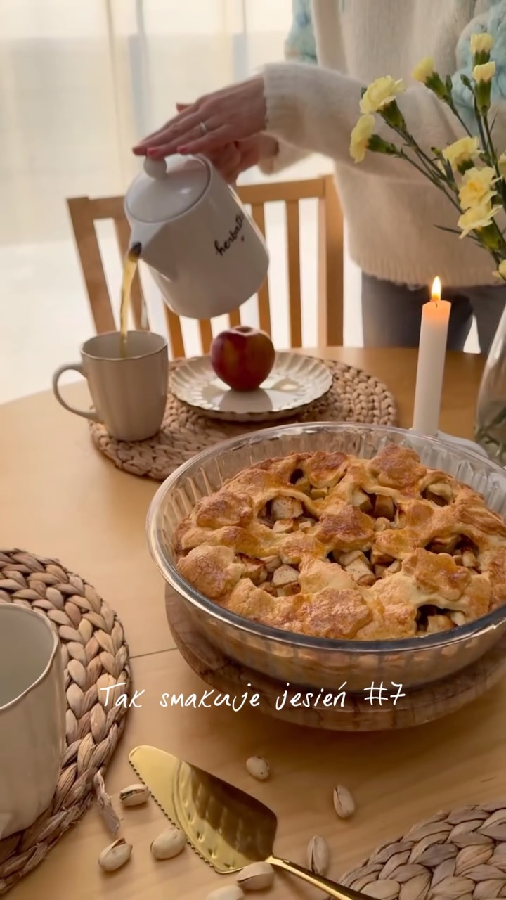 Zapasy z sadów się nie kończą, także zapraszam na kolejne ciacho :)🍎Ciasto:
- 250 g mąki pszennej lub orkiszowej jasnej,
- 125 g masła,
- 100 g cukru,
- jajko,
- łyżeczka proszku do pieczenia.🍎Dodatkowo:
- 3 jabłka
- 3 gruszki
- cynamon
- cukier waniliowy🍎Robimy ciasto:
1. Składniki zagniatamy, wkładamy do miseczki i chłodzimy - to ważne, bo miękkie ciasto jest problematyczne przy wykonywaniu górnej warstwy.
2. Owoce obieramy, kroimy w kostkę, doprawiamy cynamonem i cukrem waniliowym.
3. Ciasto dzielimy na 2 części - większą i nieco mniejszą.
4. Mniejszą wykładamy dół i brzegi formy - ja formę wysmarowuje masłem i bułką tartą.
5. Nakładamy owoce.
6. Resztę ciasta rozwałkowujemy, jeśli będzie za miękkie, można dodać trochę mąki i zagnieść. Wycinamy ulubione wzory, smarujemy rozkłóconym jajkiem i pieczemy ok 35 minut w 180 stopniach, opcja góra-dół.To co, wchodzimy w inny temat, czy mogę Was jeszcze pomęczyć jabłkami? :)#szczesciejestproste #villagefood #wiejskiegotowanie