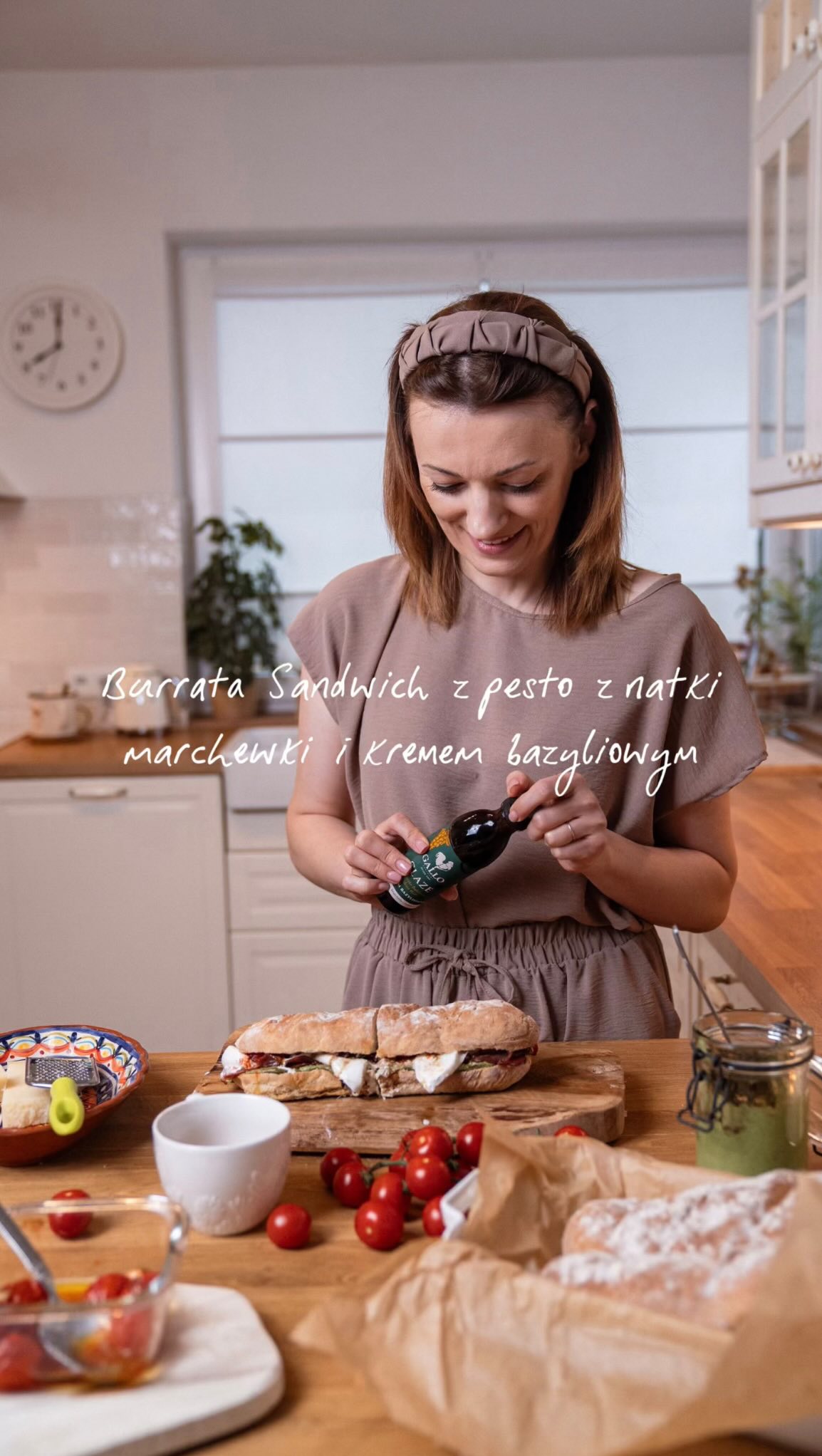 Reklama @gallo_polskaOmg, jakie to jest dobre!
Domowa bagietka z pesto pietruszkowo-marchewkowym, wykończona kremem balsamicznym z aromatem bazyliowym Gallo Glaze Basil, niebo 🤎Tak, pesto z natki pietruszki i marchewki - stary przepis mojej babci, ale ona nie nazywała tego pesto :) musicie wypróbować!Wczoraj pokazywałam Wam, jak upiec najprostszą, domową bagietkę. A dziś, jak przygotować z niej najlepszą na świecie kanapkę, którą ja dziś wzięłam w trasę, a Kacper do śniadaniówki. Rewelacja to mało powiedziane!🥕Pesto pietruszkowo-marchewkowe:
•pęczek natki pietruszki i marchewki
•Pół szklani łuskanego słonecznika
•Kilka ząbków czosnku
•Trochę potartego parmezanu lub grana padano
•Sporo oliwy z oliwek, ja użyłam Gallo Delicado
•Można dodać kilka łyżek wodyBlendujemy, przekładamy do słoika, zalewamy oliwą, aby pesto nie czerniało.🥪No to składamy bagietkę:•Spód smarujemy grubo pesto, tak na bogato!
•Układamy plastry szynki szwardzwaldzkiej lub innej ulubionej
•Burrata
•Pieczone pomidorki: ja wkładam pomidorki do naczynia żaroodpornego, dodaje czosnek, polewam oliwą Gallo i piekę ok 7 minut w 200 stopniach.• I teraz najważniejsze: Gallo Glaze Basil. Nie żałujcie sobie tego kremowego balsamu bazyliowego, bo to on odpowiada za smak Całości!To co, kto pisze się na takie śniadaniu? Serwuję razem z herbatą z cytryną i miodem :) 🤎#domowakanapka #galloglazebasil #drugiesniadanie