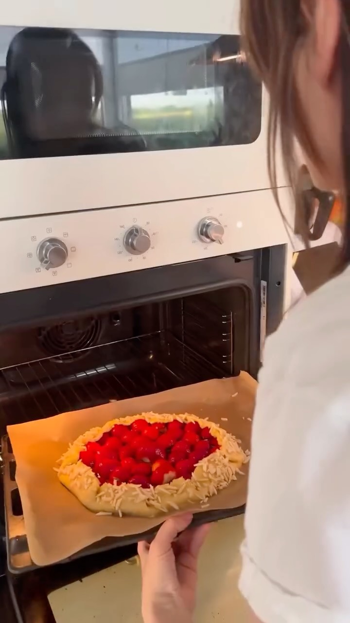 Zanim płynnie przejdziemy w sezon jesienny i nadmiar jabłek, jeszcze ostatni przepis z truskawkami :)
Przepis na ciasto można wykorzystać do serników czy jako spód do innego ciasta -  nie jest to ciasto kruche.🍓Składniki na ciasto:
- 320 g mąki
- 2 płaskie łyżeczki proszku do pieczenia
- 200 g masła
- 100 g cukru
- 1 jajko🍓Dodatkowo:
- rozkłócone jajko
- migdały
- krem czekoladowy
- truskawki🍓Wykonanie:
- składniki zagniatamy, ja w robocie kuchennym. Chłodzimy. To ważne, bo ciasto musi być twarde i sztywne.
- gotowe ciasto rozwałkowujemy, wycinamy koło - ja przykładam talerz i dodaje po bokach po kilka centymetrów. Pozostałe ciasto mrożę lub robię z nich maślane ciasteczka :)
- na ciasto wykładam ulubiony krem czekoladowy, obręcze zostawiamy bez kremu. Na to układamy truskawki. Składamy boki ciasta, smarujemy mlekiem lub rozkłóconym jajkiem. Obsypujemy migdałami.
- pieczemy ok 40 minut w 180 stopniach, opcja góra-dół.Podajemy z lodami waniliowymi, takie miłe pożegnanie lata 🥹🤎#szczesciejestproste #tartaztruskawkami #wiejskiegotowanie
