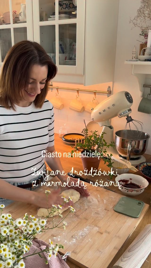 Ależ fajnie, że lubicie serie „ciasto na niedzielę” 🤎 i że kojarzy Wam się z domem, z babcią, która zawsze do kawy w niedzielę miała 🥹Dziś kuchnia poleca drożdżówki - tak wiem, dawno nie było 😅 na filmie widzicie, jak wyjmuje z piekarnika inne bułeczki - są kilka reelsow niżej :)To lecimy:1. Mieszamy 250 ml ciepłego mleka, 95 g miękkiego lub roztopionego masła, 30 g drożdży i 50 g cukru. Wyrabiamy ok 2-3 minuty.2. Dodajemy 480 g mąki i jajko, wyrabiamy kilka minut robotem lub ręcznie. Miskę przykrywamy ściereczką, odstawiamy do wyrośnięcia, ok 45 minut.3. Ciasto wałkujemy, smarujemy marmoladą - u mnie klasyczna, różana. Składamy, jak na filmie, lekko walkujemy, kroimy na paski 3-4 centymetrowe. W każdym robimy nacięcie i składamy, jak na filmie - górna część przekładamy w jedną stronę, dolną w drugą.4. Przykrywamy bułeczki ściereczką jeszcze na 10 minut. Następnie smarujemy rozkloconym jajkiem lub mlekiem i pieczemy ok 20 minut w 180 stopniach.5. Lukrujemy zaraz po wyjęciu z pieca - tzn nie trzeba tak, ale ja tak robię :) a lukier u mnie zawsze na oko: wsypuje do miski cukier puder, wyciskam trochę soku z cytryny i dolewam po odrobinie mleka, minimalnie - i mieszam aż będzie gęsta konsystencja 🤎Smacznego 😋 🤎#drozdzowkizmarmolada #domowedrożdżówki #szczesciejestproste #wiejskiegotowanie