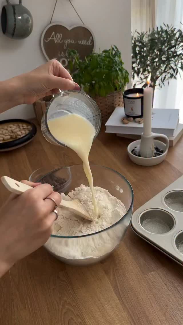 Waniliowe muffiny z delikatną, maślaną kruszonką - koniecznie zjedzone ciepłe, z masłem 🤎W pierwszej misce mieszamy :
- 2 szklanki mąki
- pół szklanki cukru
- 2 łyżeczki proszku do pieczenia
- 2 łyżeczki cukru waniliowego
- opcjonalnie pół czekolady mlecznej lub białej posiekanej drobnoW drugiej misce mieszamy :
- 1 szklanka mleka
- pół szklanki oleju
- 1 jajkoMieszamy obie miski, mikserem albo łyżką. Nie ma to znaczenia.Do formy dajemy papilotki albo smarujemy ją masłem i wysypujemy Bułka tarta. Napełniamy ciastem, posypujemy kruszonką.Przepis na kruszonkę : 75 g mąki, 50 g masła, 50 g cukru. Zagniatamy lub łączymy do kruchego połączenia składników, nie wiem jak to nazwać :)Babeczki pieczemy ok 20-22 minut w 200 stopniach, opcja góra-dół.To jest klasyczny przepis na muffiny, można dowolnie modyfikować, dodawać składniki i bawić się smaki 🤎