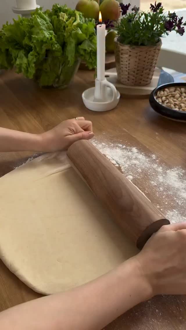 I jeszcze jeden pomysł na najprostsze ciasto drożdżowe 🤎Ciasto:
- 380 g mąki pszennej wymieszaj z 30 g cukru, 8 g suchych drożdży - lub 25 g świeżych ale trzeba wymieszać je z mlekiem
- dolej 80 g roztopionego masła oraz 200 ml ciepłego mleka.
- wyrabiaj ciasto ok 5 minuty, przykryj miskę ściereczka, odstaw na ok pół godziny, aż ciasto wyrośnie.
- po tym czasie postępuj tak, jak na filmie: rozwałkuj, posmaruj masą, pokrój na niewielkie kawałki, zrób przedziałek drewnianą łyżką - pakietaj, aby docisnąć aż do spodu :)Nadzienie:
- 3/4 kostki twarogu poltlustego
-2 łyżki cukru,
-1 łyżka budyniu śmietankowego - proszek,Drożdżówki odstaw na ok 10 minut na blaszce, przykryte ścierką.Po tym czasie posmaruj rozkłóconym jajkiem i piecz ok 20 minut w 180 stopniach, opcja góra-Ja polałam je czekoladą :)Absolutnie puszka :))