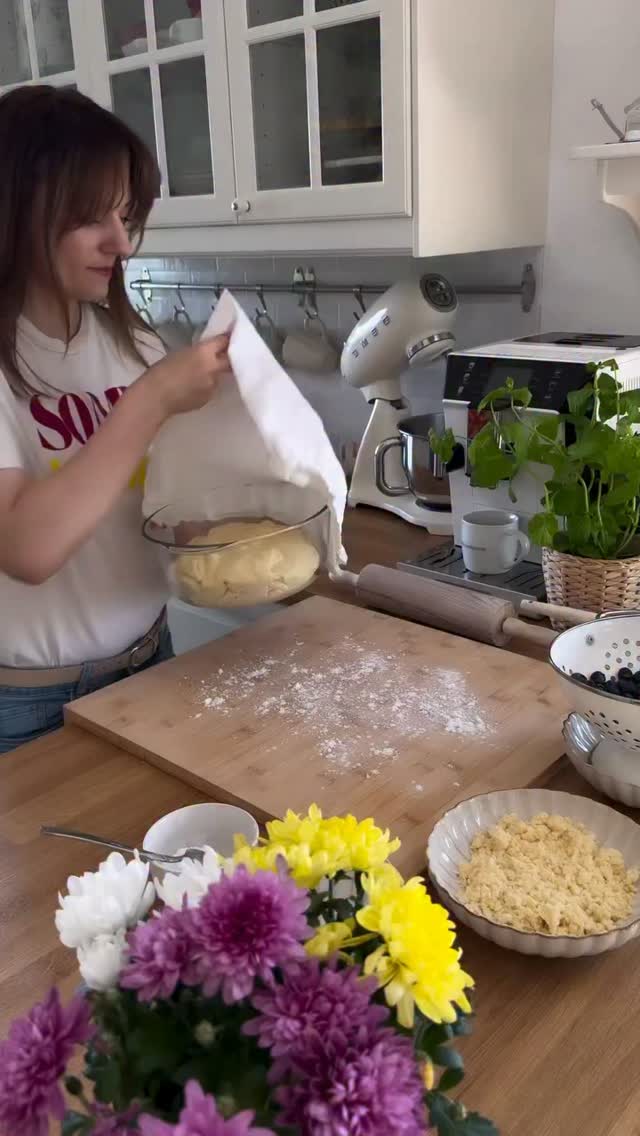 Nie jestem z Krakowa, więc u mnie mówi się jagody, na te z lasu, a borówki - na borówkę amerykańską ze sklepu :) i to są właśnie borowczanki 😁Ciasto drożdżowe:
- 390 g mąki pszennej
- 8 g suszonych drożdży
- 85 g miękkiego masła
- 210 ml ciepłego mlekaDodatkowo:
- 500 g borówek
- łyżka mąki ziemniaczanej
- 2 łyżki cukruKruszonka:
- 75 g mąki pszennej
- 50 g masła
- 50 g cukruWykonanie:
1. Ze składników na ciasto zagnieść kulę - wyrabiać ok 3-4 minut, aż będzie elastyczne. Przykryć miskę ściereczką. Odstawić na minimum pół godziny.2. Zagnieść kruszonkę. Może być w kulkę, a można tylko połączyć, żeby wciąż została sypka.Jagody wymieszać z mąką i cukrem.3. Ciasto podzielić na 9 części, lub więcej. Każdą rozwałkować, jak na filmie, nadziać i skleić.4. Odczekać 10 minut. Następnie posmarować rozkłóconym jajkiem, posypać kruszonką.5. Piec ok 20 minut w 180 stopniach, opcja góra-dół.Są przepyszne!
Oh tak - w cieście nie ma jajka. To nie jest błąd :)Jagodzianki I Borowczanki I drożdżówki z borówkami