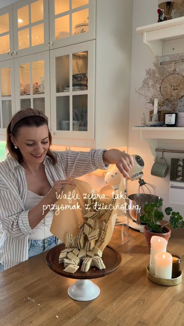 Oh, dzieciństwo :) znacie ten smak? :) u nas ostatnio non stop te wafle robimy, aż się znudzą :)Składniki:
• pół szklanki mleka
• 100 g masła
• 1,5 szklanki mleka w proszku
• szklanka cukru
Dodatkowo: 1 łyżka cukru waniliowego i 1 łyżka kakaoWykonanie:
• rozpuść wszystkie składniki, zagotuj. Podziel na 2 części. Do jednej dodaj cukier waniliowy, do drugiej kakao.
• włóż do lodówki, aż zgęstnieje.
• wafle przełóż masą, przykryj czymś ciężkim
• pokrój, zjadaj 🤎Smacznego!!#wafledomowe #piszingerkakaowy