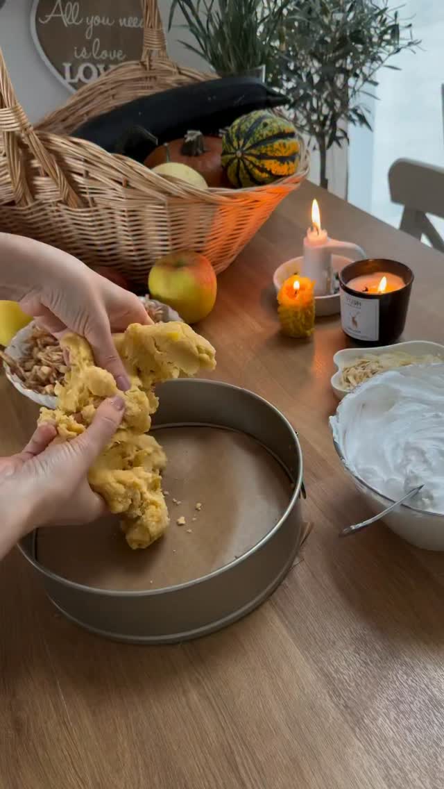 Ależ ja czekam na jesień 🥹 na jabłka, na dynie i raz jeszcze jabłka 🤭 wypróbujcie to ciasto przed jesienią, nie pożałujecie!🍎ciasto:
- 250 g mąki pszennej
- 1 łyżeczka proszku do pieczenia
- 2 łyżki cukru
- 125 g miękkiego masła
- 3 zoltka. Białka zostawiamy do bezy.Zagniatamy składniki.🍎Nadzienie:
- 3 duże jabłka pokrojone w kostkę
- 3 duże jabłka potarte na tarki
- łyżeczka cynamonu
- łyżeczka cukru waniliowegoMieszamy wszystko.🍎Beza:
- 3 białka
- 180 g cukru
- szczyptą soliBiałka ubijamy na sztywno ze szczyptą soli. Uważamy, aby nie przebić! Dodajemy po 2 łyżki cukru i dobrze miksujemy na najwyższych obrotach -  i tak do końca cukru. To ważne, żeby robic to stopniowo!🍎Robimy ciasto:
1. dno formy wykładamy ciastem - jeśli wyda wam się za dużo ciasta, możecie dać mniej, a to co zostało, dajcie na beze w formie kruszonki
2. dodajmy nadzienie
3. teraz czas na beze
4. posypujemy obficie migdałami
5. pieczemy ok 40 minut w 180 stopniach, opcja góra-dół.Dajcie znać, jak smakowało :) ja kocham ten smak!Ciasto z jabłkami l jabłecznik z bezą