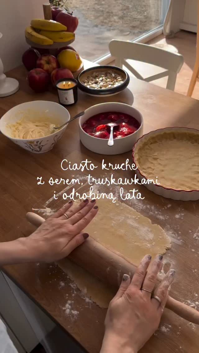 Jeśli jeszcze znajdziecie gdzieś truskawki, koniecznie zróbcie to ciasto!🍓Ciasto:
- 250 g mąki pszennej,
- 150 g masła,
- 100 g cukru,
- jajko,
- łyżeczka proszku do pieczenia.🍓Masa serowa:
- 250 g mascarpone,
- jajko,
- 2 łyżki cukru,
- 2 łyżki budyniu waniliowego (proszku).🍓Owocki:
- 500 g świeżych truskawek pokrojonych na 4 części,Tutaj mała uwaga, jeśli używacie mrożonych owoców:
- 500 g mrożonych truskawek zagotowanych z 1/5 szklanki wody, łyżką cukru. Po ok 5 minutach dodaje kolejne 1/4 szklanki wody z 2 łyżkami mąki ziemniaczanej. Zagotowuje. Studzę.🍓 Formę wysmaruj masłem i wysyp Bułka tartą.
🍓 3/4 ciasta wyłóż na spód i brzegi.
🍓 wylej masę serową.
🍓 Ułóż owoce lub masę owocową.
🍓 reszta ciasta - można wyciąć wzorki, tak jak ja albo zrobić kruszonkę. Jak wolicie :)Piecz ok 40 minut w 180 stopniach, opcja góra-dół.Jeśli podacie z lodami waniliowymi, będzie jeszcze lepsze :))