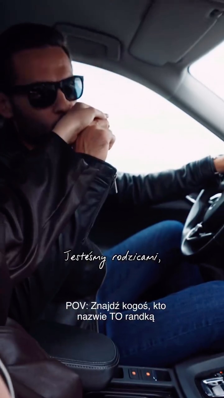 Bo na każdym szlaku dnia warto mieć coś, co daje powera na kolejne podejście pod górę, prawda?My jesteśmy razem 21 lat i staramy się w tym codziennym chaosie znaleźć choć chwilę na bycie parą, nie tylko rodzicami. Bo rodzicielstwo, choć to jedna z najlepszych przygód w życiu, często bywa niezłym podejściem… pod górę.Znacie to pewnie :)Czasem to chwila w drodze na zajęcia dodatkowe, czasem pożartowanie przy rozpakowywaniu zmywarki, a czasem rozmowa w drodze. Ale zawsze warto szukać tej pauzy i chwili resetu. 🤎A jeśli o górach mowa, pogadajmy o górze, ale chrupkości :) dajcie znać, który smak wafelków Góralki lubicie najbardziej - ja kocham peanut butter, a Radek kokosowe :)Reklama @goralkipolska
#szczesciejestproste
