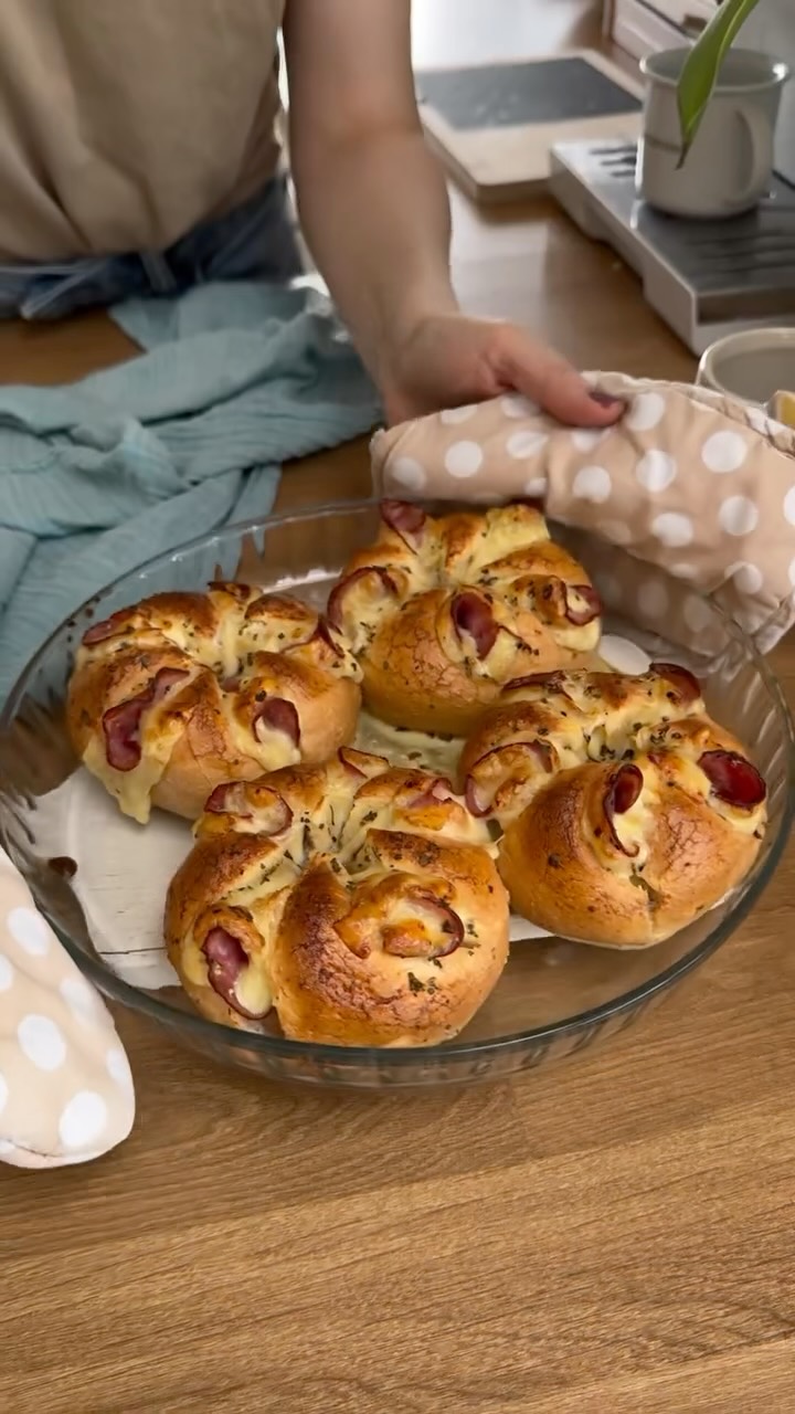 No to zapraszam na szybką kolację na ciepło :)Kajzerki nadziałam serem żółtym i kiełbasą krakowską. Następnie obtoczyłam w jajku wymieszanym z 50 ml mleka oraz solą, pieprzem, czosnkiem i oregano.Piekłam 10 minut w 200 stopniach. Można też w airfryerze :)Smacznego :)