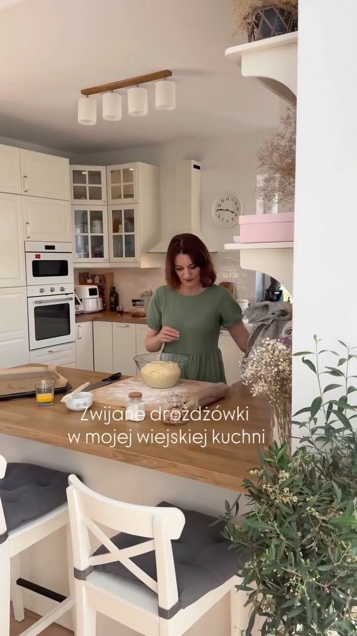 To naprawdę dobry dzień na te bułeczki. Serio! Kolejnego dnia będą idealne do pracy 😋 ja posmarowałam je masłem i posypałam granolą, miałam taką z owockami z @onedaymorepl - wyjadłam wszystkie migdały w czekoladzie, jakie były w paczce 🤭No dobra, podaję przepis i wiecie co? Robiąc te bułeczki przyszło mi do głowy coś fajnego i chyba mega dobrego, co można zrobić z tego ciasta i jutro upiekę i dodam 😅Robimy szybkie ciasto:
1. W misce mieszamy: 130 ml ciepłego mleka, 50 g cukru, 10 g świeżych drożdży, 40 g miękkiego masła.
2. Do połączonych składników dodajemy 230 g mąki pszennej i żółtko. Wyrabiamy gładkie ciasto - ja w robocie kuchennym ok 3 minut. Odstawiamy miskę przykrytą ściereczką w ciepłe miejsce na ok godzinkę, aż podwoi objętość.
3. Gotowe ciasto wałkujemy, smarujemy roztopionym masłem - ok 2 łyżek. Posypujemy cukrem waniliowym, granolą. Zamykamy ciasto na zakładkę i kroimy na 4 długie paski. Zwijamy jak na filmie - najpierw skręcamy a potem zwijamy w ślimaka.
4. Odstawiamy na ok 10 minut pod przykryciem, aż podrosną. Potem smarujemy rozkloconym jajkiem lub mlekiem. Pieczemy ok 23-25 minut w 180 stopniach opcja góra-dół.Mówię Wam, na drożdżowe zawsze jest odpowiednia pora 🤭 a jutro postaram się dodać przepis, który tak mi po głowie chodzi 😁#drożdżowewypieki #przepisnadrożdżówki #wiejskiegotowanie