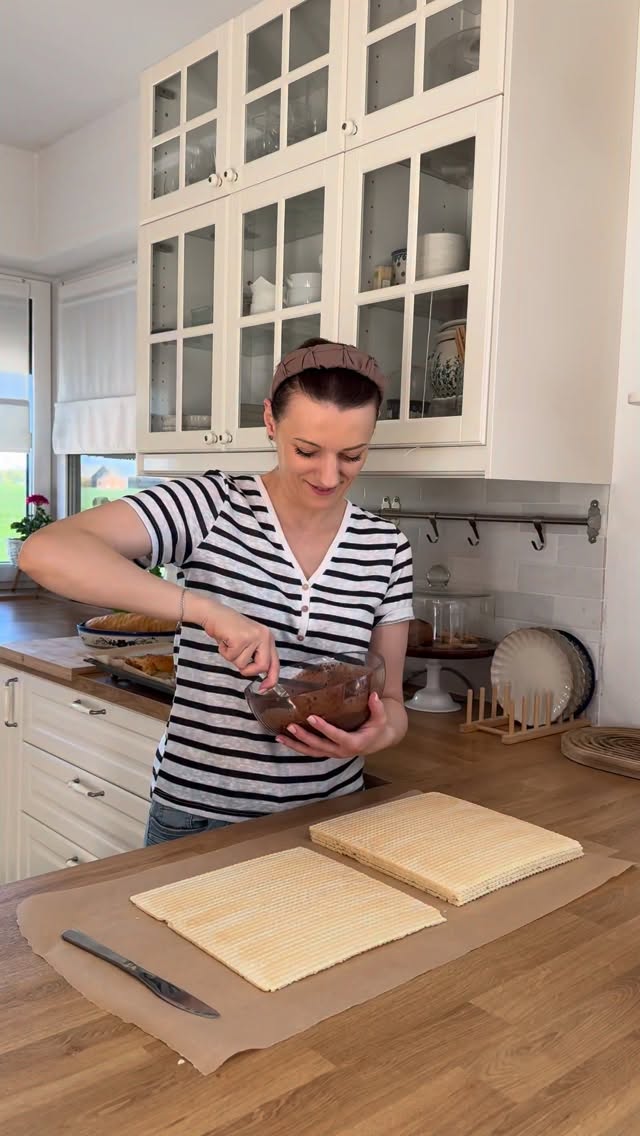 Obiecany przepis na wafle, oczywiście ze starego zeszytu mojej mamy :) pewnie w wielu domach przepis znany - kiedyś nie było żadnej domowej imprezy bez tych wafli 😁Składniki:
• szklanka cukru
• 1.5 szklanki mleka w proszku, ja użyłam @mlekovita
• 1 łyżka kakao
• 100 g masła
• pół szklanki mlekaWszystko rozpuszczamy razem i zagotowujemy. Odstawiamy, aż wystygnie i stężeje. Pod koniec moszna dać do lodówki. Następnie smarujemy wafle - masy wystarczą na całą paczkę. Na wafle kładziemy coś ciężkiego, żeby dobrze się skleiły :) a potem już kroimy.Dajcie znać, kto pamięta te wafle z dzieciństwa :))
——
#waflezczekoladą #wiejskiegotowanie #przepisnawafle