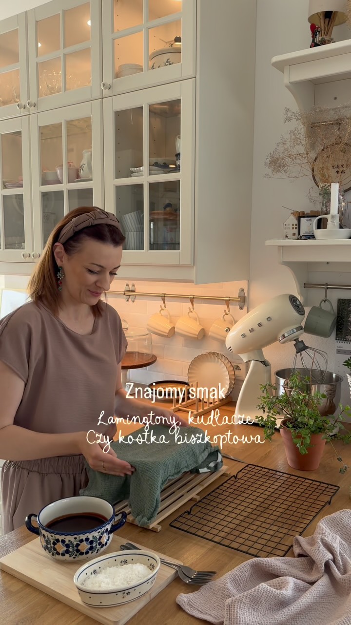 Lamingtony, kudłacze a dla mnie to kostka biszkoptowa 🤭 oh już zawsze będzie mi się kojarzyła z urodzinami mojej cioci Janci 🤎Co ważne, to biszkopt olejowy, który warto zrobić dzień wcześniej. Wtedy lepiej się kroi i lepiej „pije” polewę.Robimy biszkopt:
1. Ubijamy robotem na puch 2 jajka, 70 g cukru i 10 g cukru waniliowego - trwa to 2-3 minuty
2. Zmniejszamy obroty miksera na najmniejsze i wlewamy wolno 65 ml oleju. Wyłączamy mikser.
3. Dodajemy łyżka po łyżce 100 g mąki i 1 czubatą łyżeczkę proszku do pieczenia, mieszamy delikatnie szpatułką.
4. Wlewamy do formy wysmarowanej masłem i wysypanej bułką tartą - pieczemy 35 minut w 180 stopniach.
5. Studzimy.Robimy polewę:
W garnku zagotowujemy ciągle mieszając:
• 150 g cukru pudru
• 20 g kakao
• 6 kostek gorzkiej czekolady
• 30 g masła
• 150 ml mlekaPolewę studzimy, żeby zagęstniała, ma być lekko ciepła.Biszkopt kroimy na kwadraty, oblewamy polewą i obtaczamy w wiórkach kokosowych 🤎 można poczekać aż zastygną, u nas jemy od razu 🤭🤎#kostkabiszkoptowa #szczesciejestproste #smakdzieciństwa
