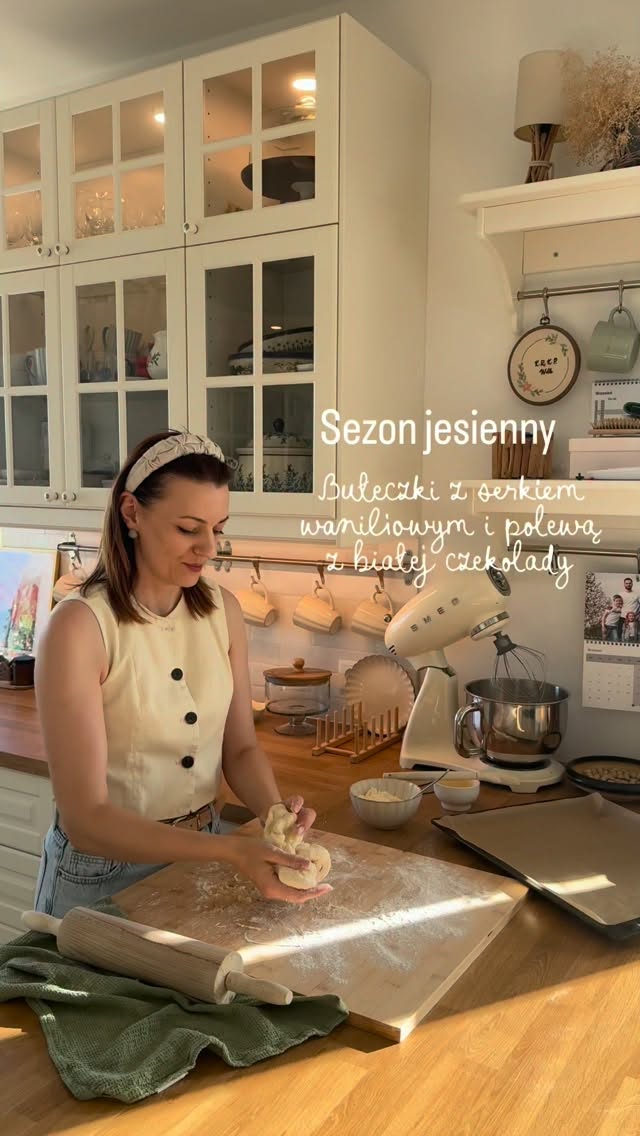 Mam nadzieję, że TAKA jesień zostanie z nami na długo 🥹 Cudownie wrócić do kuchni po wakacjach 🥹 oczywiscie przygotowana - opaska od @ulandka jako obowiązkowy punkt BHP w kuchni 🤎😁 wiem, że uwielbiacie te opaski, bo zawsze o nie pytacie 🤎No dobra! jako absolutna fanka drożdżowego, dziś mam dla Was drożdżówki z serkiem waniliowym - jutro dzieci dostaną je do śniadaniówki :)Bułeczki są mało słodkie, stąd polałam je odrobiną białej czekolady.Robimy ciasto:
• 130 ml ciepłego mleka mieszamy do rozpuszczenia składników z 20 g cukru, 40 g miękkiego lub roztopionego masła oraz 10 g świeżych drożdży.
• dodajemy 240 g mąki pszennej lub jasnej orkiszowej oraz małe jajko. Wyrabiamy kilka minut - ja w robocie kuchennym.
• odstawiamy miskę z ciastem w ciepłe miejsce, przykrywamy ściereczką. Czekamy ok godziny, aż wyrośnie.Robimy nasienie:
• 200 g twarogu mieszamy z 1,5 łyżki budyniu waniliowego oraz 2 łyżkami cukru waniliowego.I składamy bułeczki:
• ciasto rozwałkowujemy, smarujemy serem, zwijamy, kroimy na części i każdą lekko spłaszczamy. Następnie smarujemy jajkiem i pieczemy ok 20 minut w 180 stopniach.Ja część polałam białą czekoladą i posypałam kokosem, a część posypałam cukrem pudrem.Ściskam i słyszymy się jutro 🤎#drozdzowkizserem #bulkadosniadaniowki #szczesciejestproste #villagefood #ambasadorkaradości