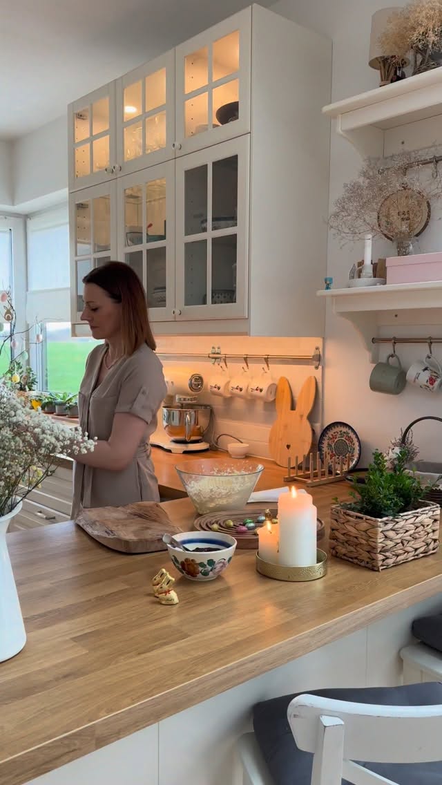 A może by tak roladę czekoladową z kremem chalwowym? Uwierzcie, jest pyszna! 🤎No to robimy biszkopt:
1. Ubijamy 4 białka ze szczyptą soli na sztywną pianę. Dodajemy 80 g cukru, powoli łyżką po łyżce, aż powstanie beza.
2.Cały czas miksująca dodajemy kolejno zoltka.
3. W osobnej misce mieszamy: 120 g mąki pszennej, łyżeczkę kakao, pół łyżeczki proszku do pieczenia. Wyłączamy mikser i stopniowo dodajemy sypkie składniki, delikatnie mieszając szpatułką.
5. Ciasto wylewamy na prostokątną blachę, pieczemy ok 20 minut w 180 stopniach.Upieczone ciasto kładziemy na czystej ścierce, zwijamy delikatnie w luźny rulon i zostawiamy do ostygnięcia.Robimy krem:
1. Ubijamy 200 ml kremówki, 100 g mascarpone oraz 100 g chałwy, ja dodałam fix dla usztywnienia masy.Roladę delikatnie otwieramy, smarujemy ulubionym dżemem - u mnie powidła śliwkowe. Następnie krem.Dekoracja:
• ciasto polałam polewą czekoladową
• zrobiłam rozetki z reszty kremu
• udekorowałam zajączkami z @lindt_polska  kupiłam u nas w lokalnym sklepieSmacznego i pięknej soboty dla Was 🤎
#roladachalwowa #swiateczneciasto #ciastonawielkanoc #easterrecipe