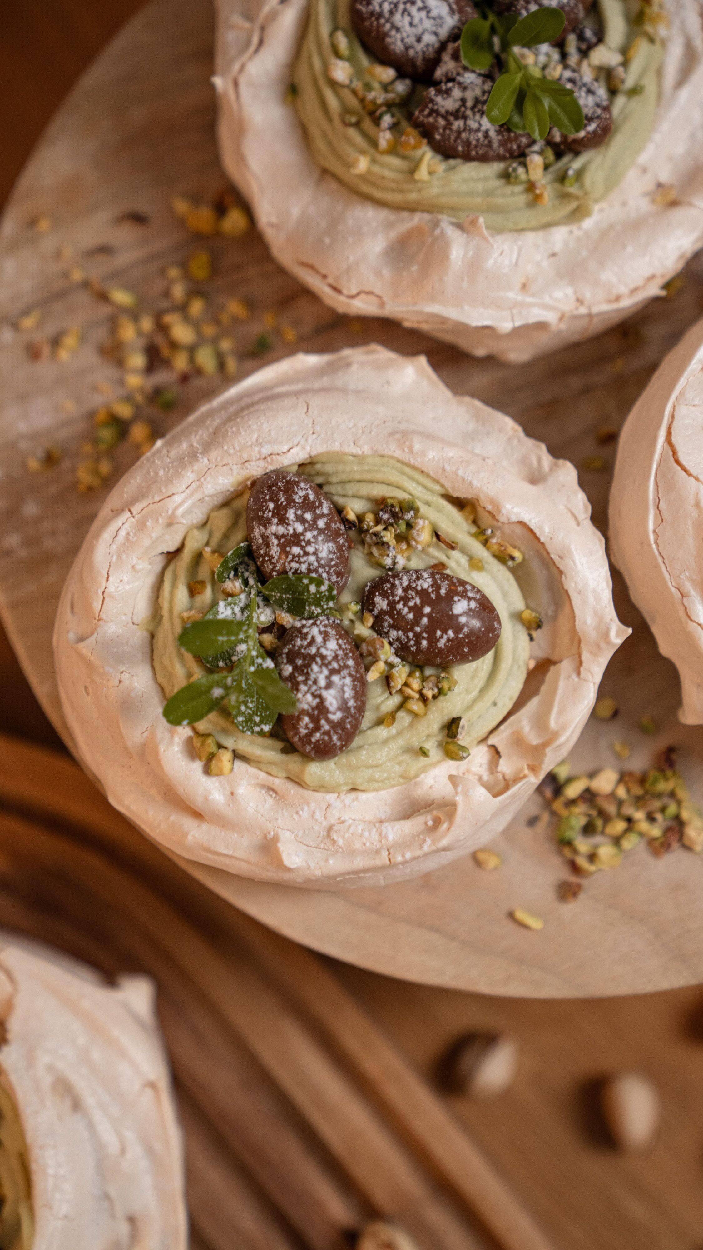 Bezowe gniazdka wielkanocne, banalnie proste i jakże pyszne i piękne 🥹🤎Spokojnie, te bezy Wam wyjdą - bez problemu!Składniki:
• 2 białka
• 120 g cukru
• 1 łyżka mąki ziemniaczanejKrem:
• 200 ml kremówki
• 1 smietanfix
• 1 łyżka pasty pistacjowejWykonanie:
• 2 białka ubijamy na sztywno ze szczyptą soli - najwyższe obroty
• kiedy piana jest ubita, dodajemy stopniowo cukier. Ja dodaje 1 łyżkę co ok pół minuty.
• na końcu dodajemy łyżkę mąki ziemniaczanej
• formujemy na papierze do pieczenia bezy, pieczemy ok 45 minut w 130 z termoobiegiem lub 150 bez termoobiegu.
• kremówkę ubijamy z fixem, łączymy z pastą pistacjową,
• nadziewamy wystudzone bezy, dekorujemy.Ps. Można użyć sztucznych liści 🤎Dajcie znać, co jeszcze przygotować Wam na Wielkanoc 🤎
____
#przepiswielkanocny #gniazdkabezowe #easterrecipes