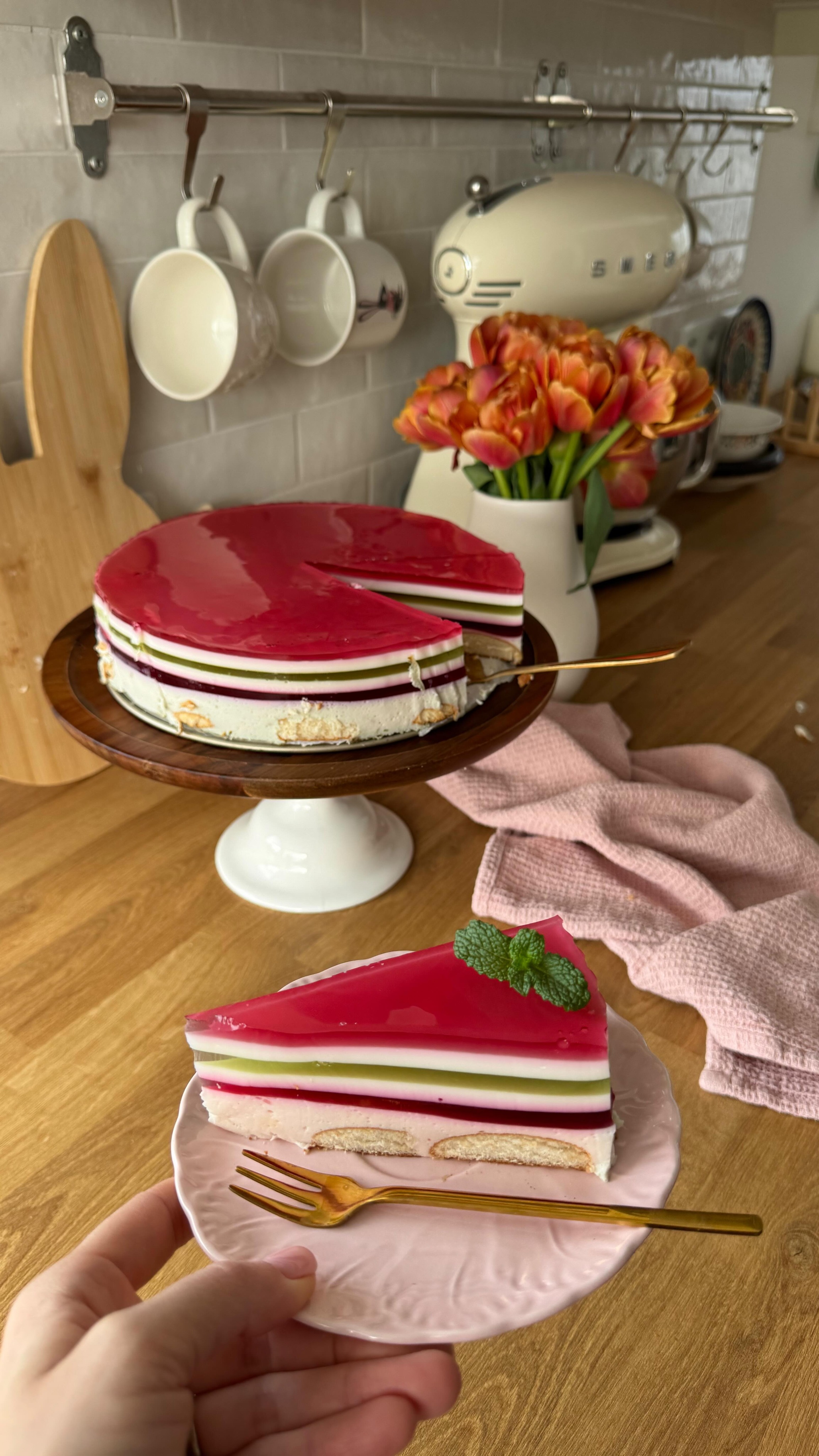 Kolorowy sernik na zimo, nieodłączny element tych świąt 🤎 jest banalny do przygotowania, lekki i bardzo smaczny 😋 można tutaj kombinować na różne sposoby z warstwami, jak Wam się podoba.Składniki:
• kolorowe galaretki: u mnie pomarańczowa, zielona, czerwona i fioletowa oraz 2 przeźroczyste. Galaretki z cukrem.
• 400 g sera sernikowego z wiaderka
• biszkopty🎈każdą galaretkę rozpuszczamy w 250 ml gorącej wody i odstawiamy do ostygnięcia. Ma być zimna, lekko tężejąca, ale lekko.Po ułożeniu jednej warstwy wstawiamy ciasto do lodówki, aż warstwa stężeje. Trwa to od 15 do 30 minut. Ale trzeba sprawdzać.Układamy warstwy:
• spód wykładamy biszkoptami
• 1 warstwa: 200 g sera miksuje z galaretką kolorową
• 2 warstwa: kolorowa galaretka
• 3 warstwa: 100 g sera miksuje z galaretką przezroczystą
• 4 warstwa: kolorowa galaretka
• 5 warstwa: 100 g sera miksuje z galaretką przezroczystą
• 6 warstwa: kolorowa galaretkaZostawiłam ciasto na noc w lodówce, rano kroiło się idealnie 🤎Dajcie znać, czy to także Wasz deser z dzieciństwa :))[prezent @lucatto_smakujzycie ]
#sernikgalaretkowy #ciastowarstwowe #sernikwielkanocny #przekladanagalaretka #easterrecipe