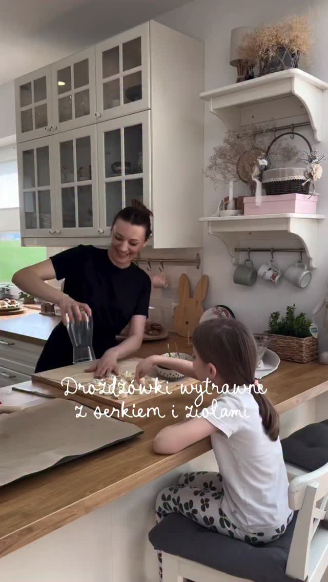 Jami! A może dziś drożdżówki na słono? :)1. Wyrabiamy ciasto: 500 g mąki pszennej, 15 g świeżych drożdży, 260 ml ciepłego mleka i 70 g miękkiego masła, łyżeczka soli i łyżeczką cukru.2. Gotowe ciasto przykrywam ściereczką na ok godzinkę, aż wyrośnie. Czasem można krócej :)3. Robimy nadzienie: 250 g ricotty, dwa potarte ząbki czosnku, poszatkowany pęczek pietruszki i koperku, sól, pieprz.4. Gotowe ciasto rozwałkuj na duży, niezbyt cienki prostokąt, wykrawaj koła, ponacinaj i zaplątaj, jak na filmie. Ja posmarowalam dodatkowo jajkiem - warto to zrobić, aby się nie rozkleiły.5. Piecz ok 20 minut w 180 stopniach.Smacznego 🤎#wiejskiegotowanie #wytrawnedrożdżówki