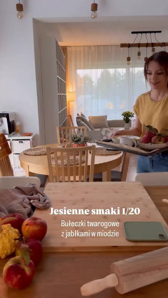 No to wchodzimy wolnym krokiem w jesienny klimat 😉🤭Robimy ciasto:
– 125 g twarogu
– 50 g miękkiego masła
– jajko
– 3 łyżki cukru
– 150 g mąki
– łyżeczka proszku do pieczeniaNadzienie:
- 3 duże jabłka
- 2 łyżki masła
- cukier waniliowy, wanilia, cynamon - według uznania
- miód1. Składniki zagniatamy, rozwałkowujemy z ciasta prostokąt, dzielimy na 8 mniejszych prostokątów.2. Nadzienie: na rozgrzanej patelni rozpuszczamy masło, dodajemy przyprawy, podsmażamy jabłka pokrojone w kostkę, po kilku minutach dolewamy miód według uznania np 2-3 łyżki.Nadzienia nałóżcie sporo, ciasto jest plastyczne i ładnie się sklei. Teraz Zamykamy, jak na filmie i przyciskamy brzegi widelcem.Gotowe smarujemy rozkłóconym jajkiem, posypujemy grubym cukrem - opcjonalnie.Pieczemy ok 15-17 minut w 180 stopniach, opcja góra-dół.Dajcie znać, czy znaliście takie ciasto twarogowe!#wiejskiegotowanie #szczesciejestproste
