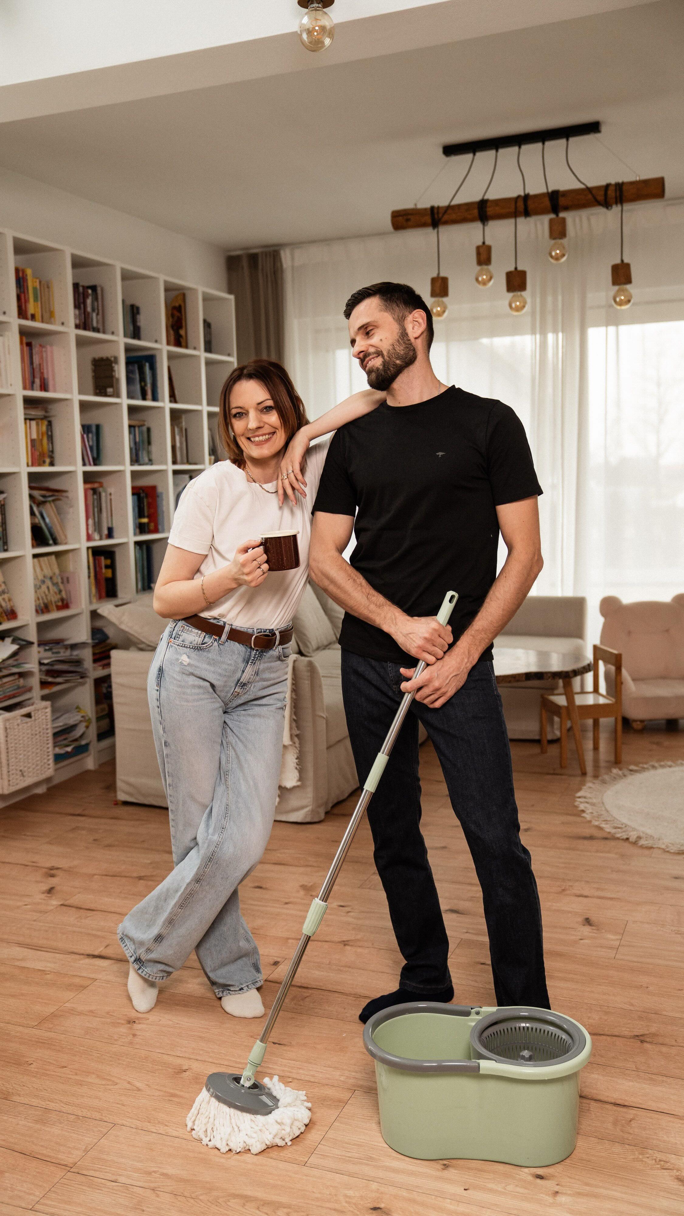 [reklama @auchan_polska ] To jest ten moment, kiedy czekam aż Sztuczna Inteligencja naprawdę zabierze mi prace, zwłaszcza te prace domowe. Pranie, prasowanie, mycie okien i łazienki. Wszystko oddam!Póki co, nie zanosi się, czyli jeszcze trochę poczekamy, a świąteczne porządki same się nie zrobią. Czas jednak możemy zaoszczędzić kupując w sklepie, gdzie znajdziemy wszystko - czyli Auchan. Teraz znajdziecie tam specjalną strefę porządki i ogrom produktów, które ułatwią Wam świąteczne ogarnianie przestrzeni w domu i grodzie. Nawet kosz na pranie ze specjalnym wycięciem na talię - SERIO! Kupiłam nawet jeden mamie, na zajączka :)Dajcie znać, które prace domowe oddalibyście Sztucznej Inteligencji w pierwszej kolejności :)#auchan #strefaporzadkow #wiesenneporzadki