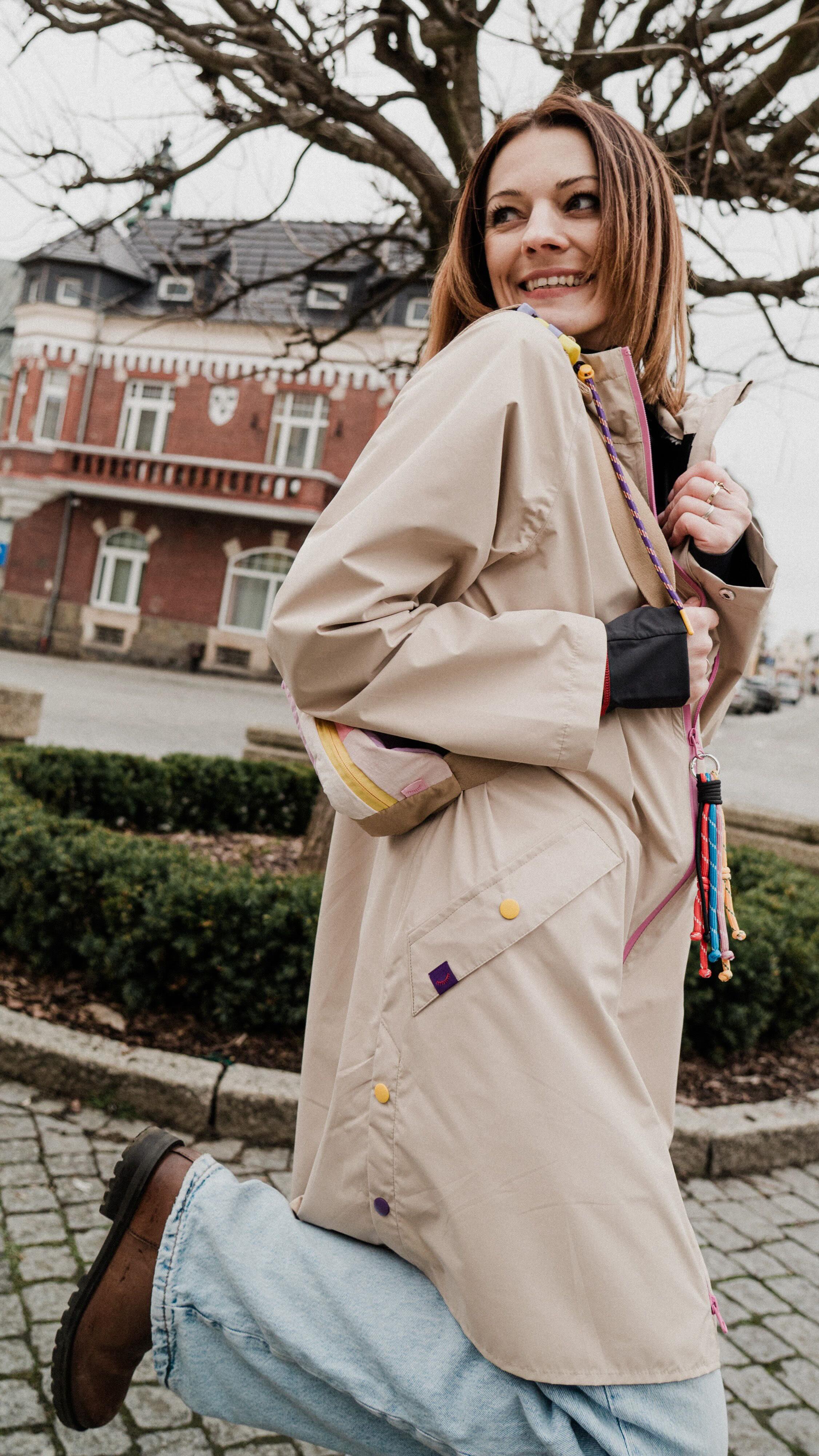 [reklama @naoko.store ] Zapomniałam parasola! Ale widzicie ten uśmiech na twarzy? Tak, nagrywam materiał dla NAOKO, marki której produkty kupuje od lat i nawet zła pogoda nie popsuje mi humoru :)Kiedyś pewnie bym się wracała, teraz nie muszę. Bo o ile ja jestem stała w uczuciach, o tyle pogoda - już zdecydowanie zmienna. Ale zupełnie mi to nie przeszkadza.Dlaczego?Po pierwsze nie przejmuje się rzeczami, na które nie mam wpływu.  A po drugie - wybieram ubrania, które sprawdzają się w każdej pogodzie. Jak moja parka przeciwdeszczowa - idealnie sprawdza się na spacerach na wsi, pojade w niej po dzieci do szkoły, a później na randkę w mieście.Narzucam i wychodzę 🤎 Do tego cieplutki longsleeve i nerka - mały akcent, wielki efekt!Gotowa na każdą pogodę, a wciąż ubrana po swojemu.Zostawiam Wam kod: KAROLINAW25 czyli 25% zniżki na wszystko do 6.04.2026.Dajcie znać, czy Wam pogoda kiedyś pokrzyżowała plany![@naoko.store ]
#naoko #parkaprzeciwdeszczowa