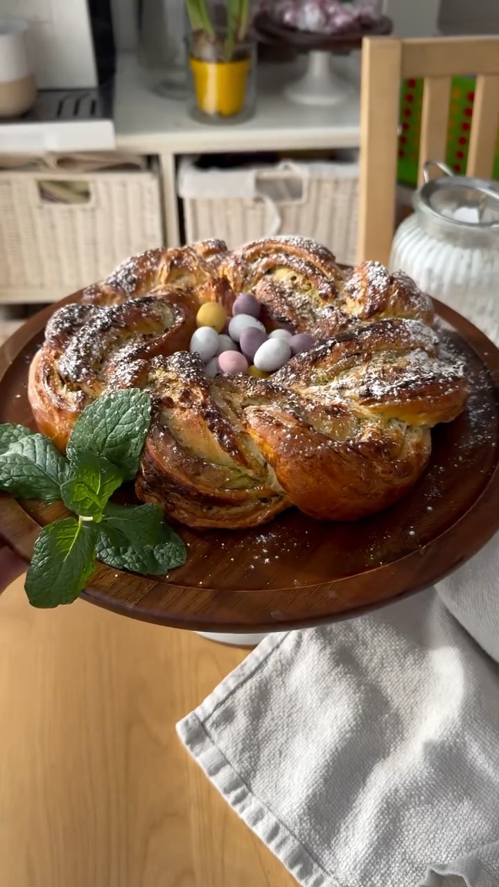 [reklama @naoko.store ]Jeśli jeszcze nie zaplanowaliście drożdżowego, może skusicie się na ten wieniec z nadzienie serowo pistacjowym 🤎 bardzo delikatne ciasto, bo używam go do bułeczkę drożdżowych, lekkie, nie da się go zepsuć.🤎 z podanej porcji wychodzą dwa takie wieńce, jakie widzicie na filmie. Możecie też wrzucić zaplecioną drożdżówkę do keksówki i nie formować wieńca.Robimy drożdżówkę:
• w misce dobrze mieszamy 30 g drożdży, 50 g cukru, 240 ml ciepłego mleka i 85 g miękkiego masła. W robocie kuchennym lub rózgą kuchenną.
• następnie wpijamy jajko i dodajemy 480 g mąki pszennej lub orkiszowej jasnej - wtedy ok 500 g.
• ciasto wyrabiamy - ja wyrabiam w robocie ok 2-3 minut. Następnie przelewam miskę ściereczką, odstawiam w nasłonecznione miejsce na ok godzinę, aż wyrośnie. Pamietajcie, że drożdżowe nie lubi przeciągów, nie stawiajcie miski przy otwartym oknie 🙏Nadzienie:
• 300 g sera sernikowego
• 20 g proszku budyniowego waniliowego bez cukru
• łyżeczką cukru waniliowego
• żółtko
• 50 g pasty pistacjowejDodatkowo posiekane pistacje, którymi posypiemy masę.1. Ciasto dzielimy na 2 części, wałkujemy na prostokąt, smarujemy połową nadzienia i posypujemy pistacjami.
2. Zwijamy w rulon, kroimy wzdłuż na pół, zaplatamy, formujemy wieniec. Smarujemy go rozkloconym jajkiem i pieczemy ok 40-45 minut w 180 stopniach góra-dół.Smacznego 🤎🤎🤎A Ten cudy longsleeve, który mam na sobie, jest z @naoko.store - ma też wycięcia na kciuki i jest idealny na spacery w taką pogodę, jak teraz 😍#drozdzowkazpistacjami #prostadrozdzowka #swiateczneciasto #easterrecipes