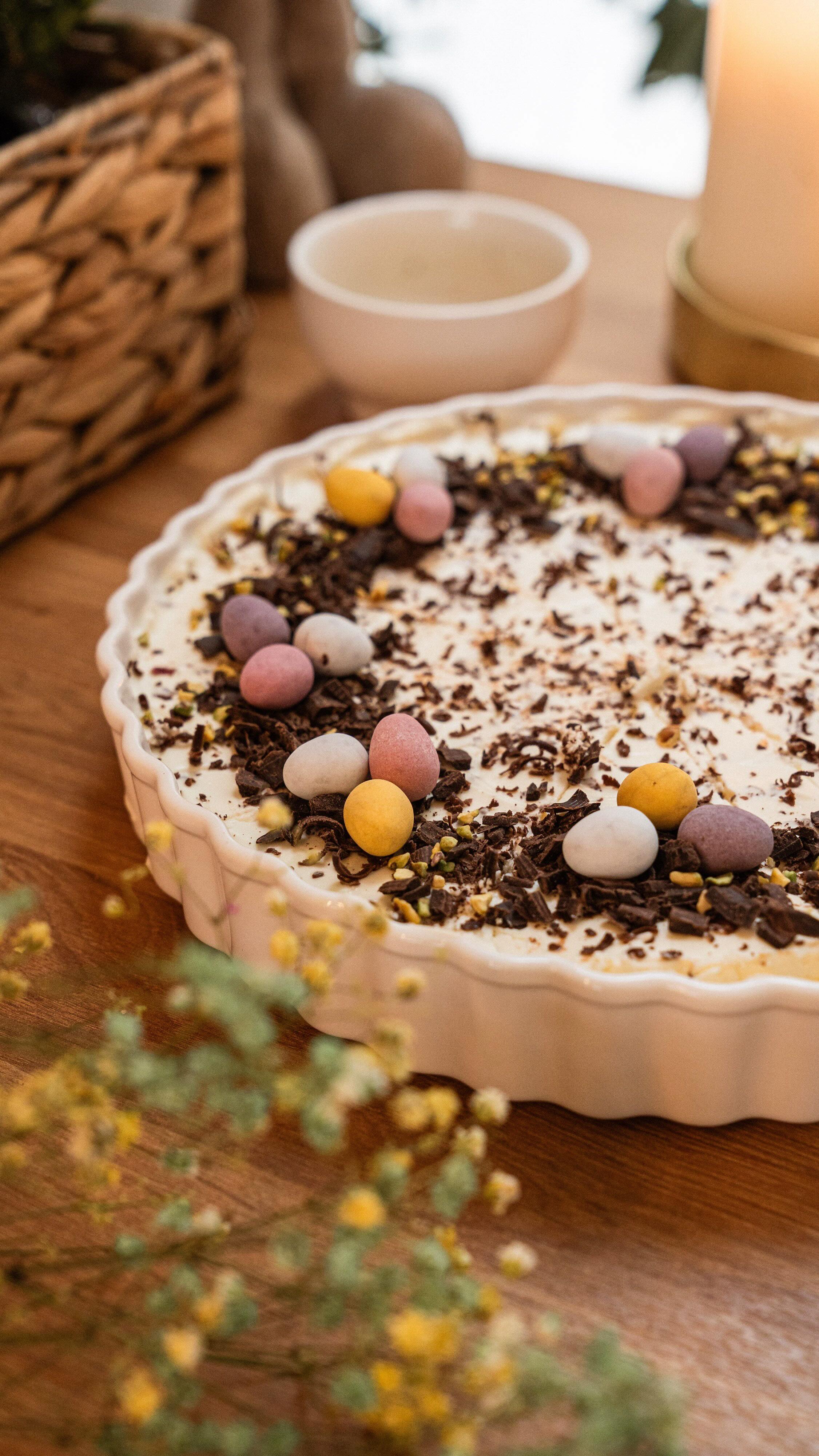 Tarta a’la Mazurek bez pieczenia - z kruchym spodem i masą z mascarpone. Właśnie dojadamy po kolacji ostatni kawałek 🤭Fajne jest to, że robiąc dekoracje, od razu dzielimy ciasto na porcję - dzięki temu po nałożeniu na talerz dalej zachwyca 🤎Spód:
• 150 g rozkruszonych sucharkow, ja użyłam tych z @mamut_polska
• 100 g miękkiego lub roztopionego masła
Wymieszać i wyłożyć masą spod tortownicy wyłożonej papierem do pieczeniu lub fory na tarte. Ja polecam tortownicę, bo łatwiej wyjąć z niej ciasto :)Masa serowa:
• 400 g mascarpone
• 250 ml ubitej kremówki - można dodać cukru pudru
• galaretka przezroczysta rozpuszczona w 125 ml wrzątku, wystudzona.
Ubijamy ser z kremówką,  wstępnie cały czas miksując dodajemy po łyżce zimną galaretkę, jescze nie tężejącą. Na koniec ścieramy na tarce gorzką czekoladę i delikatnie mieszamy. Wylewamy na sucharkowy spod. Wstawiamy do lodówki, najlepiej na całą noc.Drugiego dnia dekorujemy - ja użyłam potartej gorzkiej czekolady oraz moich ulubionych pastelowych, czekoladowych jajeczek.Smacznego :))
#mazureksernikowy #serniknazimno #easterrecipes